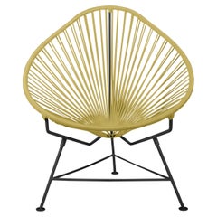 Innit Designs: Acapulco-Stuhl mit Goldgeflecht auf schwarzem Rahmen