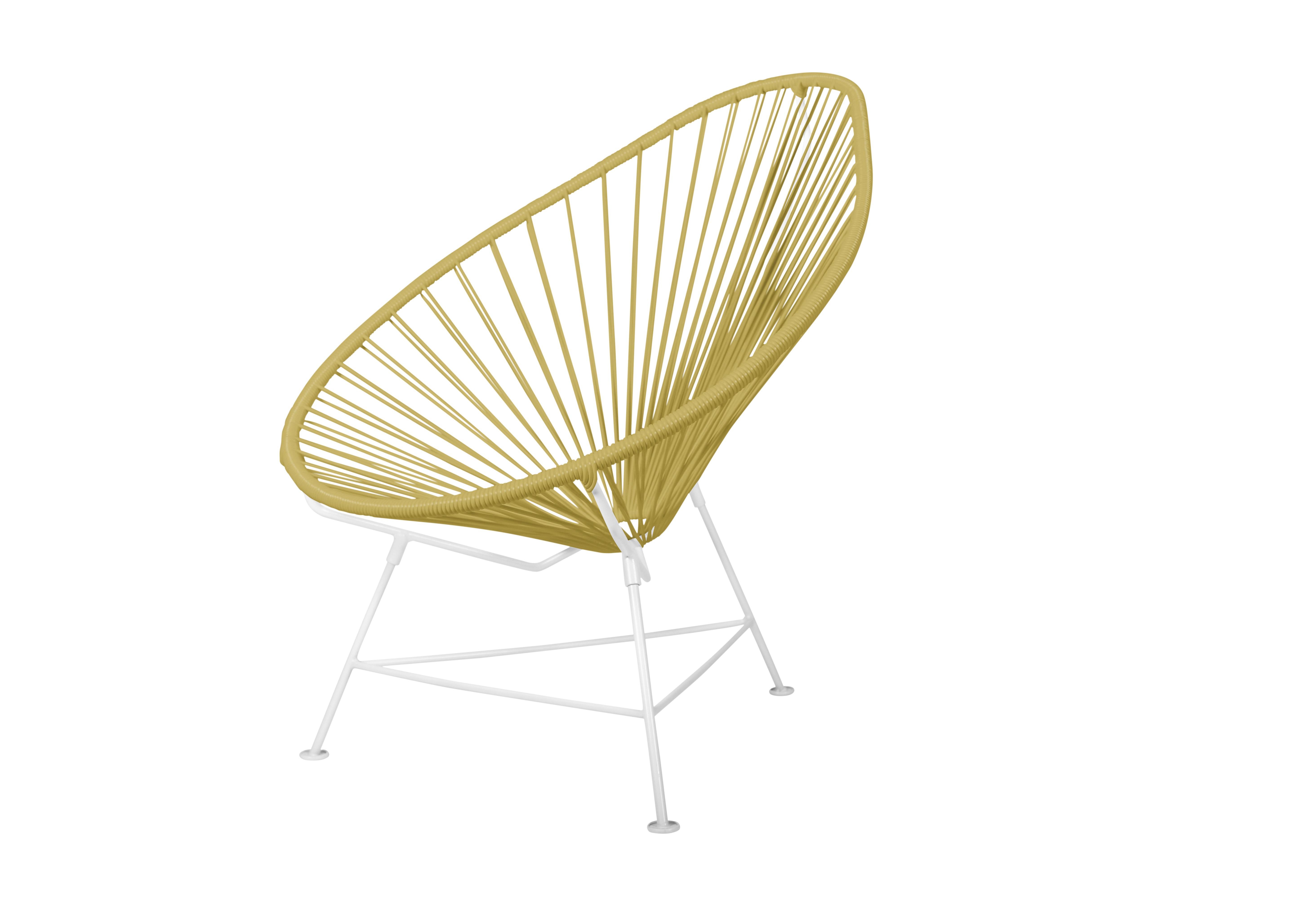 Canadien Innit Designs - Chaise Acapulco - Tissage doré sur cadre blanc en vente