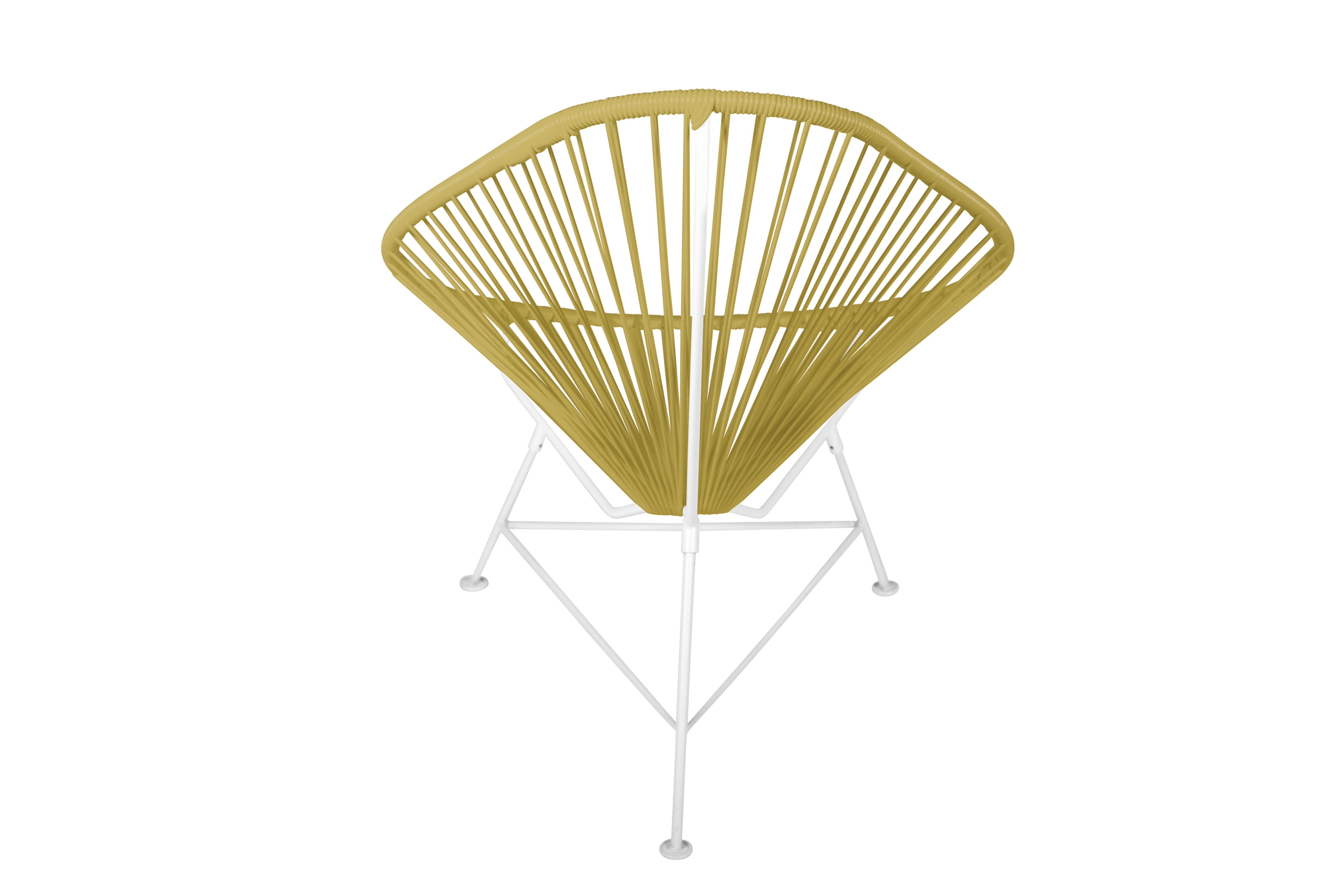 Fait main Innit Designs - Chaise Acapulco - Tissage doré sur cadre blanc en vente