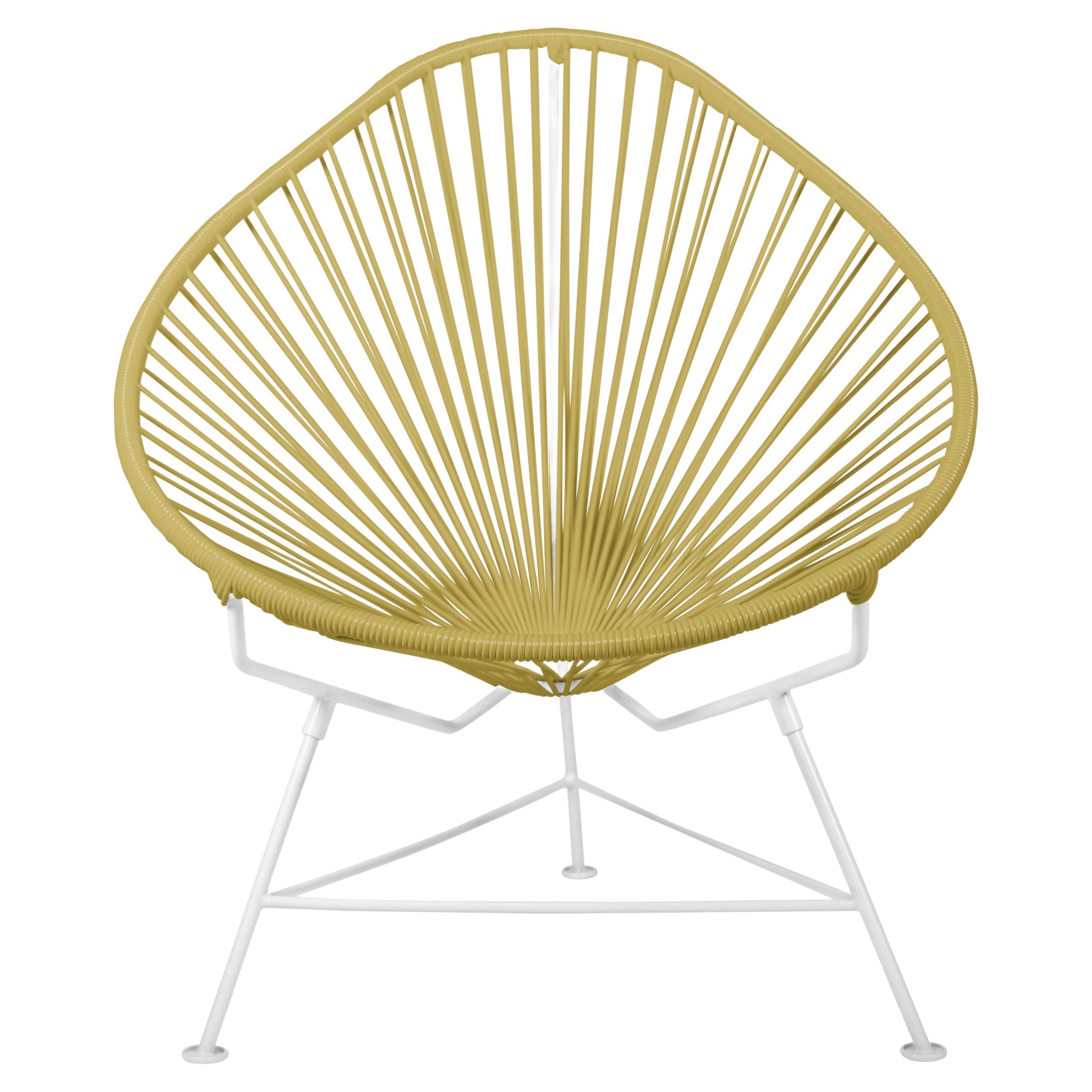 Innit Designs - Chaise Acapulco - Tissage doré sur cadre blanc en vente