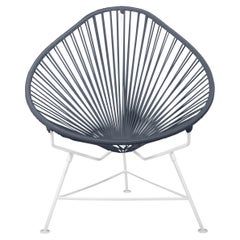 Innit Designs: Acapulco-Stuhl mit grauem Gewebe auf weißem Rahmen