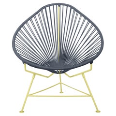 Innit Designs: Acapulco-Stuhl mit grauem Gewebe auf gelbem Rahmen