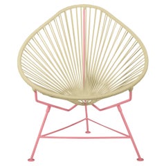 Innit Designs: Acapulco-Stuhl mit elfenbeinfarbenem Gewebe auf Korallenrahmen