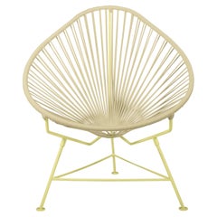 Innit Designs: Acapulco-Stuhl mit elfenbeinfarbenem Gewebe auf gelbem Rahmen