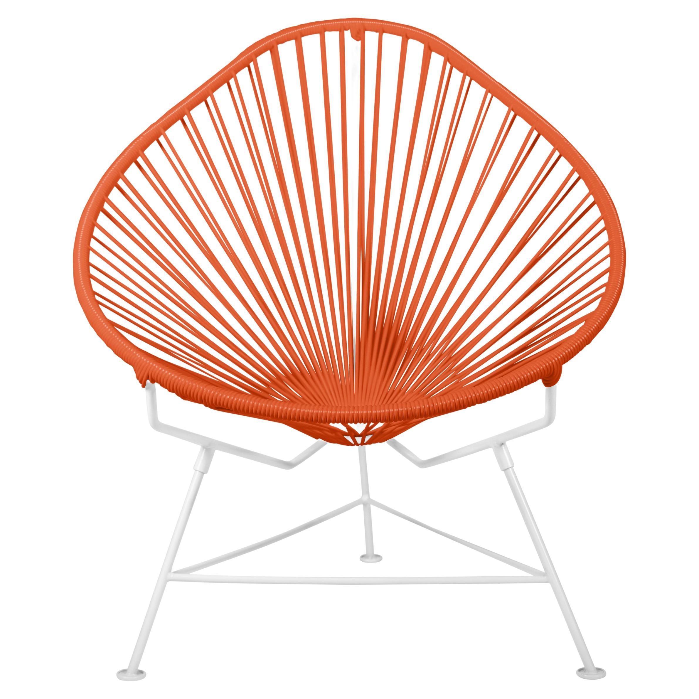 Innit Designs - Chaise Acapulco - Tissage orange sur cadre blanc en vente