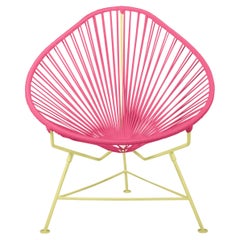 Innit Designs: Acapulco-Stuhl mit rosa Gewebe auf gelbem Rahmen