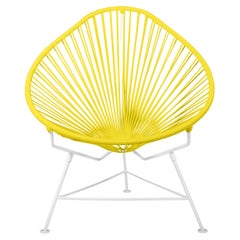 Innit Designs chaise Acapulco tissée en jaune sur cadre blanc