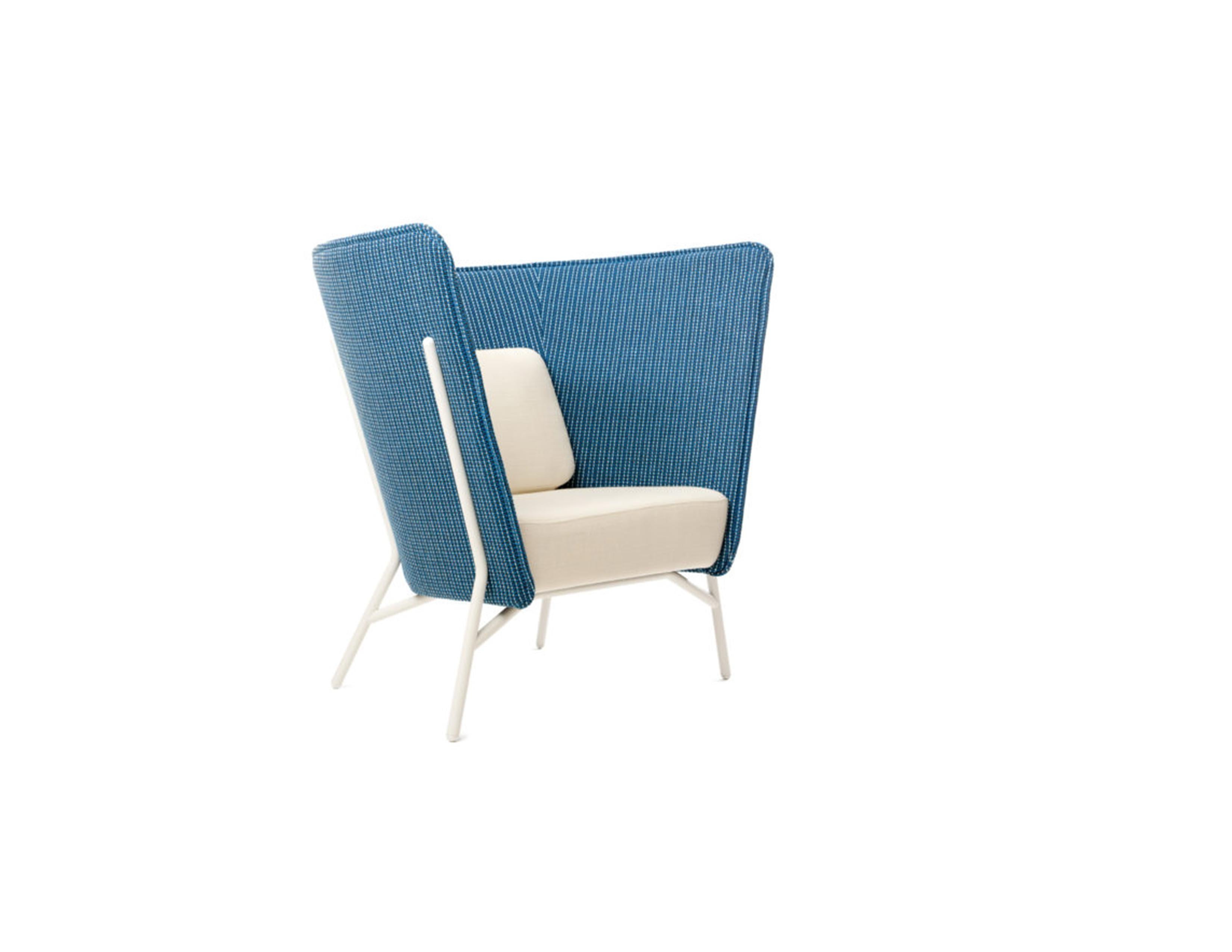 La chaise Aura L se définit par son dossier haut et protecteur qui crée une niche isolée même dans les environnements les plus chargés. La forme sculpturale élevée de la chaise longue est un élément architectural frappant, mais elle offre également