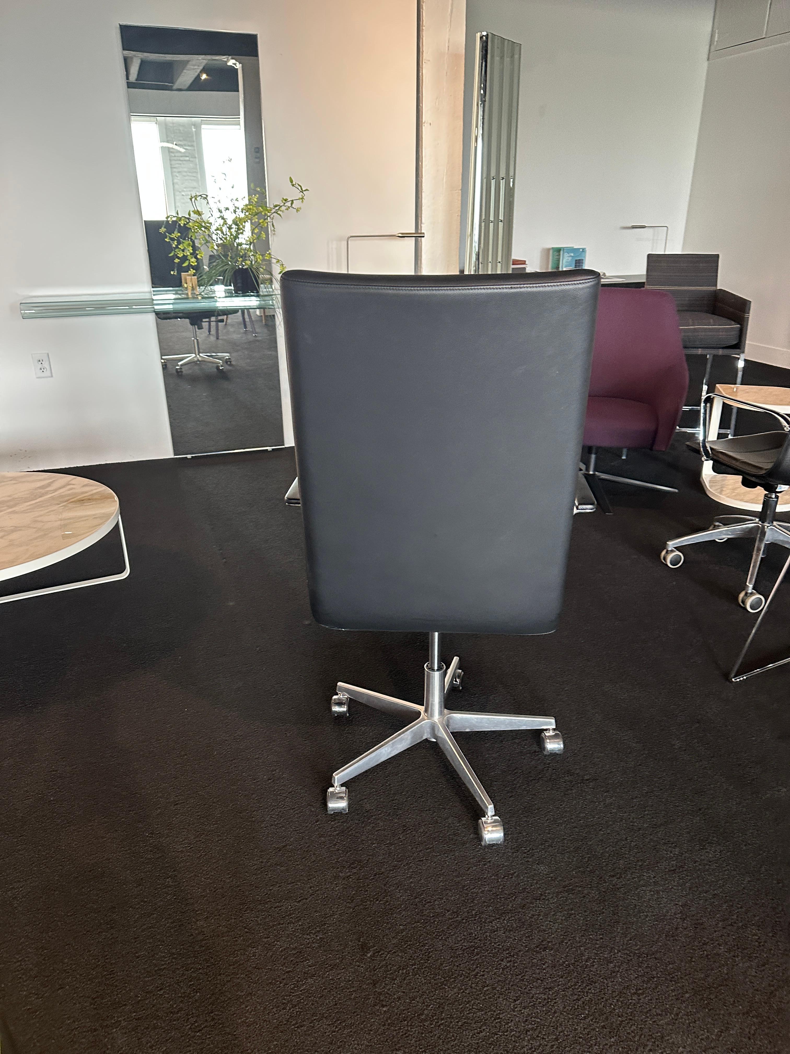 Contemporary Inno Basso XL Highback Leather Swivel Office chair by HARRI KORHONEN in STOCK