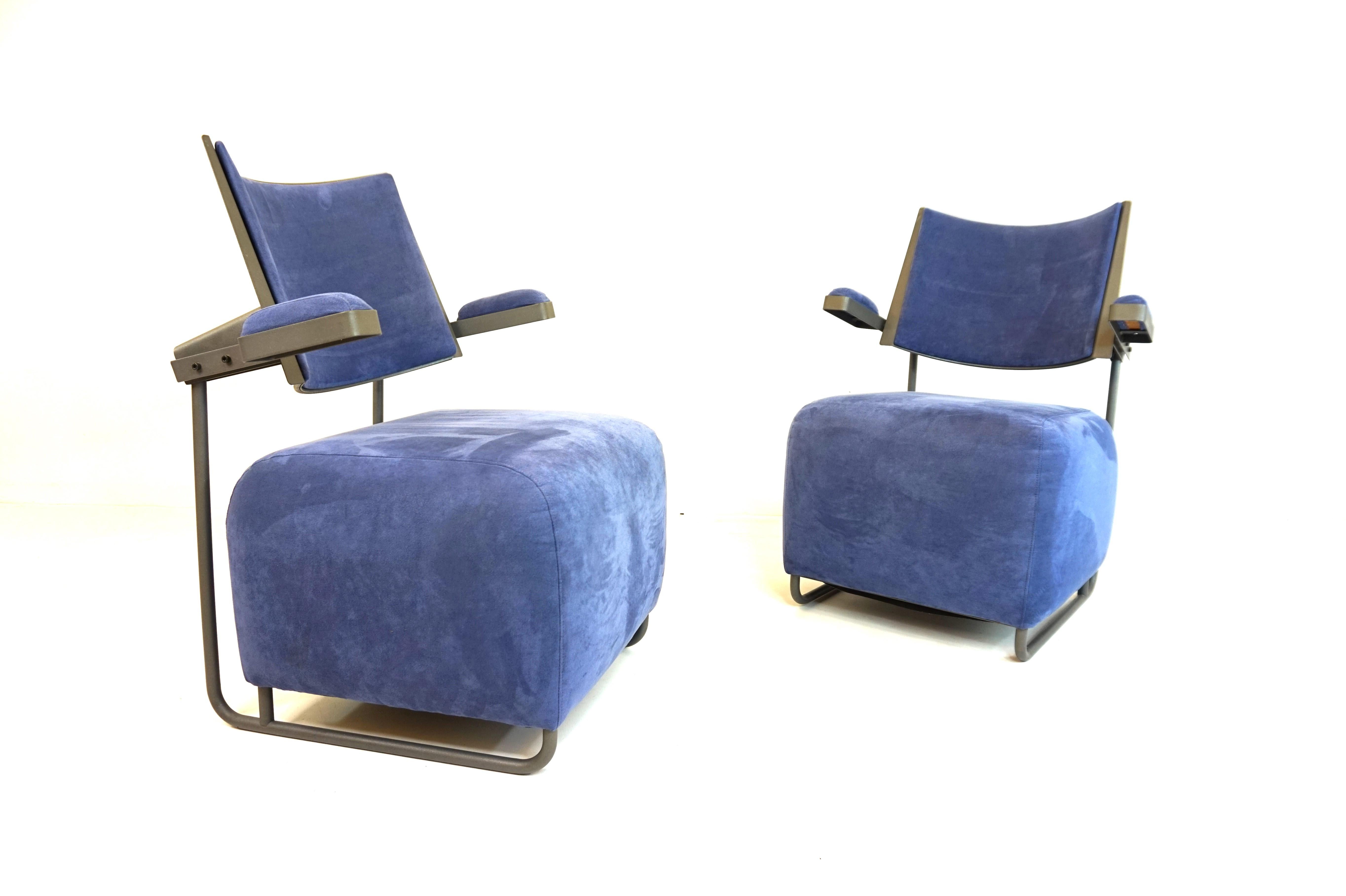 The Oscar set comes in blue Alcantara covers with light gray powdered metal frames. The Alcantara covers show minimal signs of wear, as do the metal frames. The seating comfort on both lounge chairs is impeccable and the swinging backrest offers a