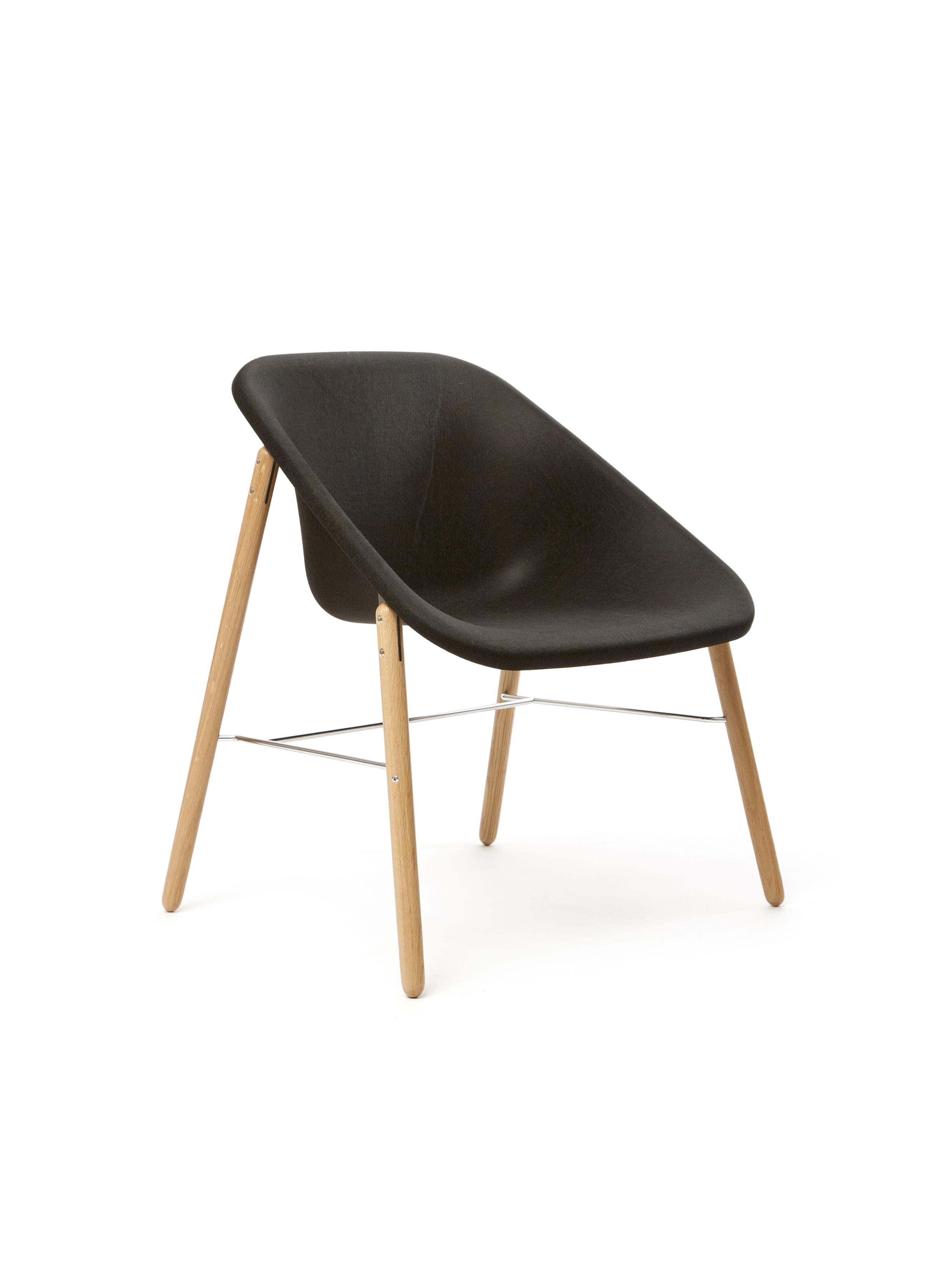 Kola light wood combina l'ingegnosa seduta in feltro con gambe leggere in legno e una robusta struttura in acciaio. Questa combinazione di materiali permette alla sedia di offrire un comfort eccellente, leggerezza e durata a lobby, salotti e aree di