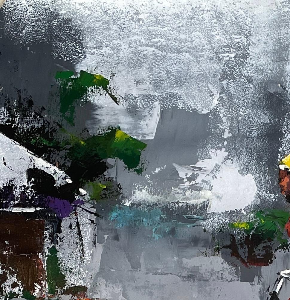 „Riding the Bike“ von I. Chikezie - Grauer Hintergrund mit Ref-Figur - Afrikanische Kunst im Angebot 3