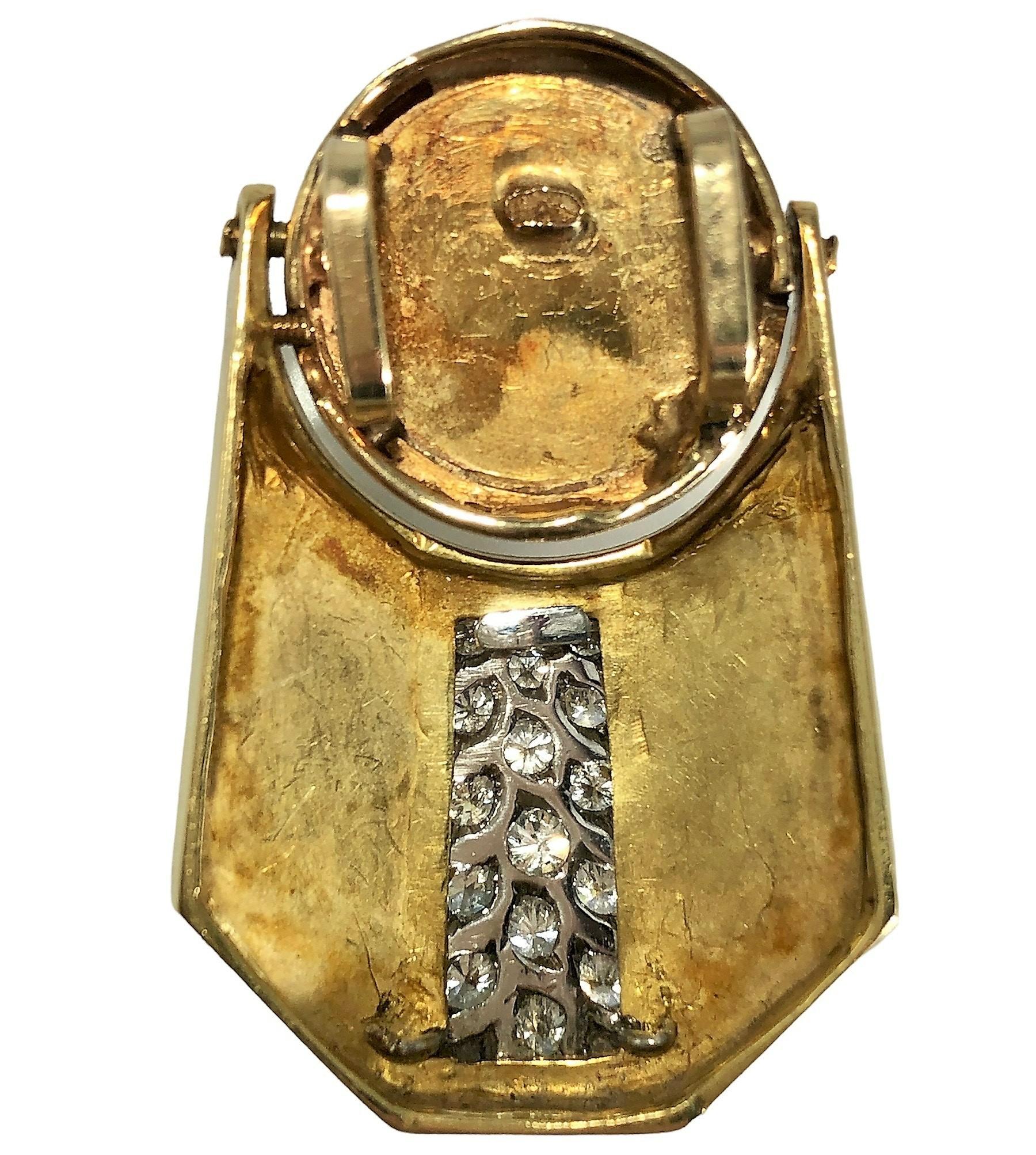 Cet intéressant pendentif, réalisé en or 18k, émail noir cloisonné, diamants et une perle Mabe de 18 mm, est à la fois caractéristique des années 1970 et un hommage au mouvement Art-Déco du début du 20e siècle. Il mesure 1 5/8 pouces de long par 1