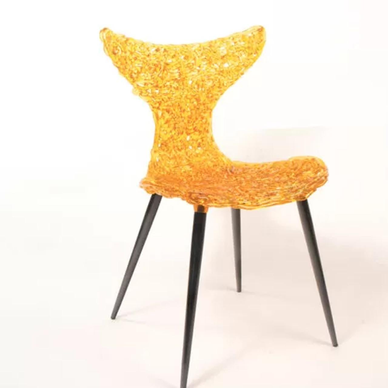 Ispirata ai movimenti aggraziati di un pesce, la sedia Innovative presenta un design giocoso a coda rovesciata, che cattura sia la fluidità che l'eleganza. Questa sedia moderna è molto più di una semplice soluzione per sedersi: è un cattura-luci che