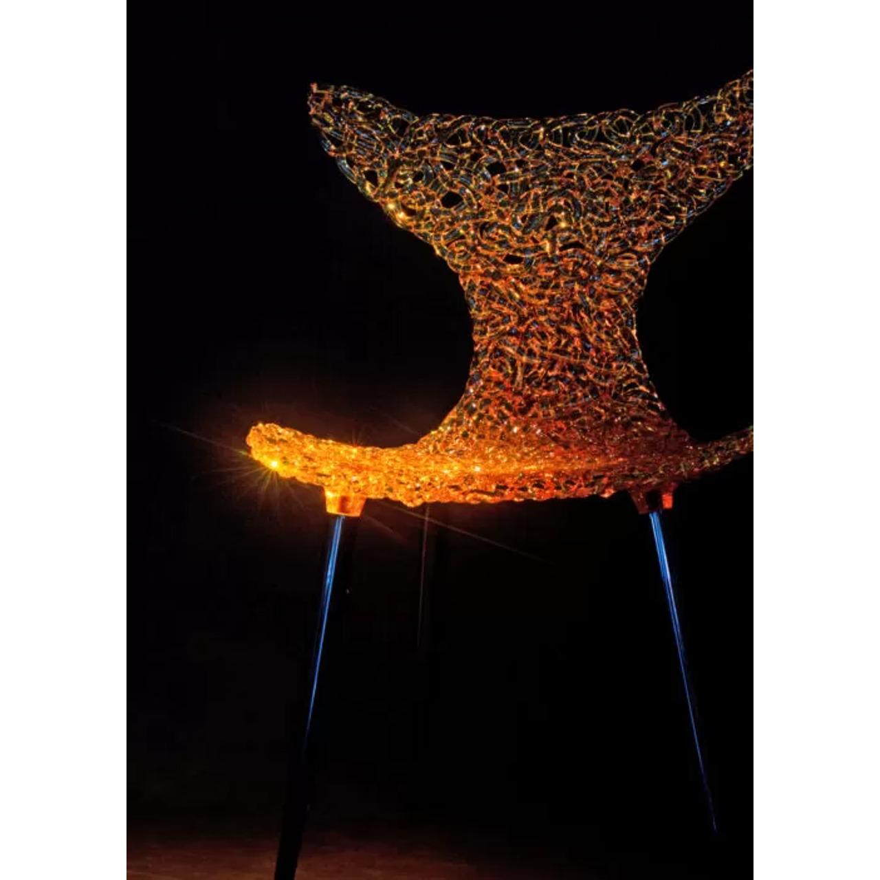 Ottone Sedia innovativa - Design fluido con riflessi di luce e opzioni di colore audaci in vendita