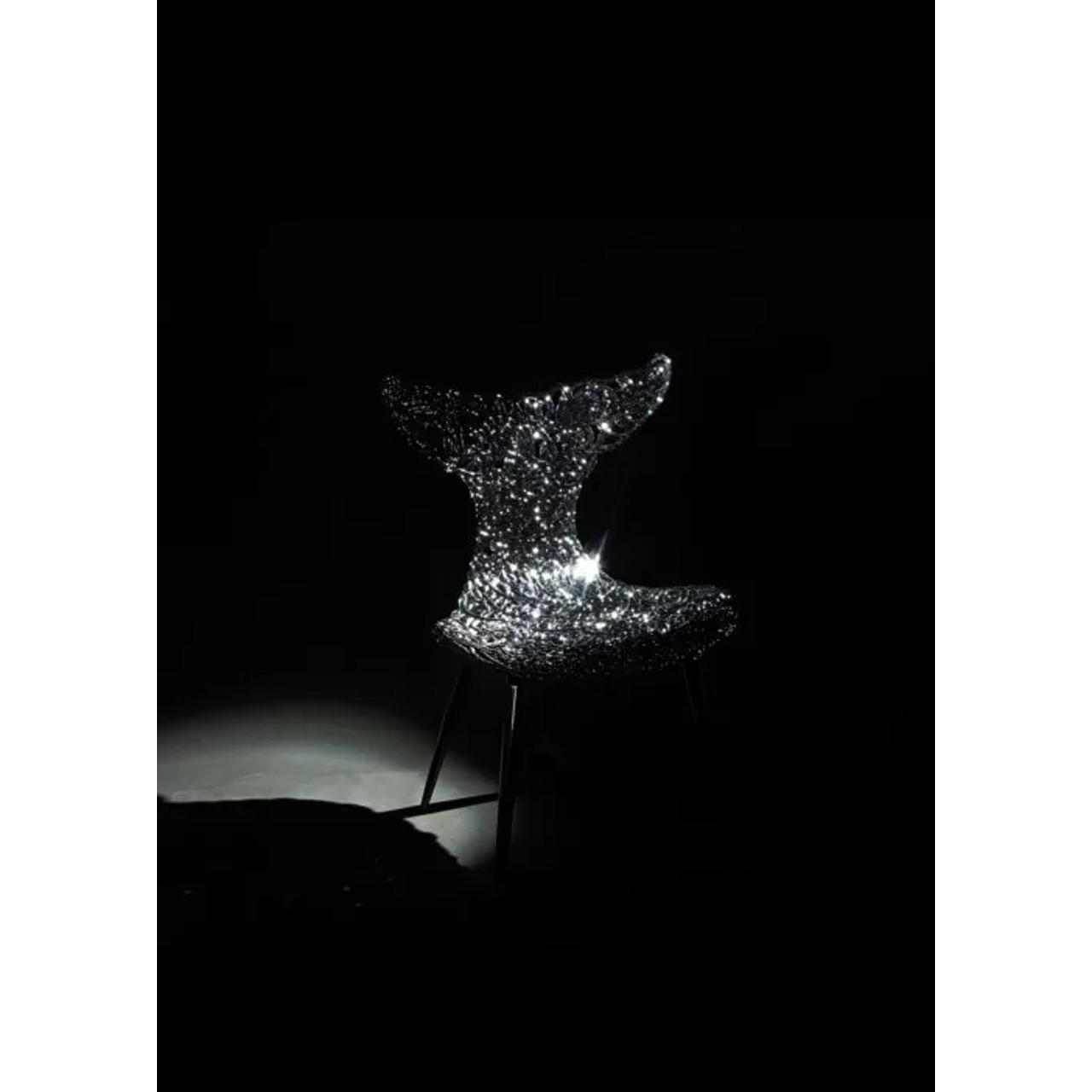Silla innovadora - Diseño fluido con reflejos luminosos y atrevidas opciones de color en venta 1