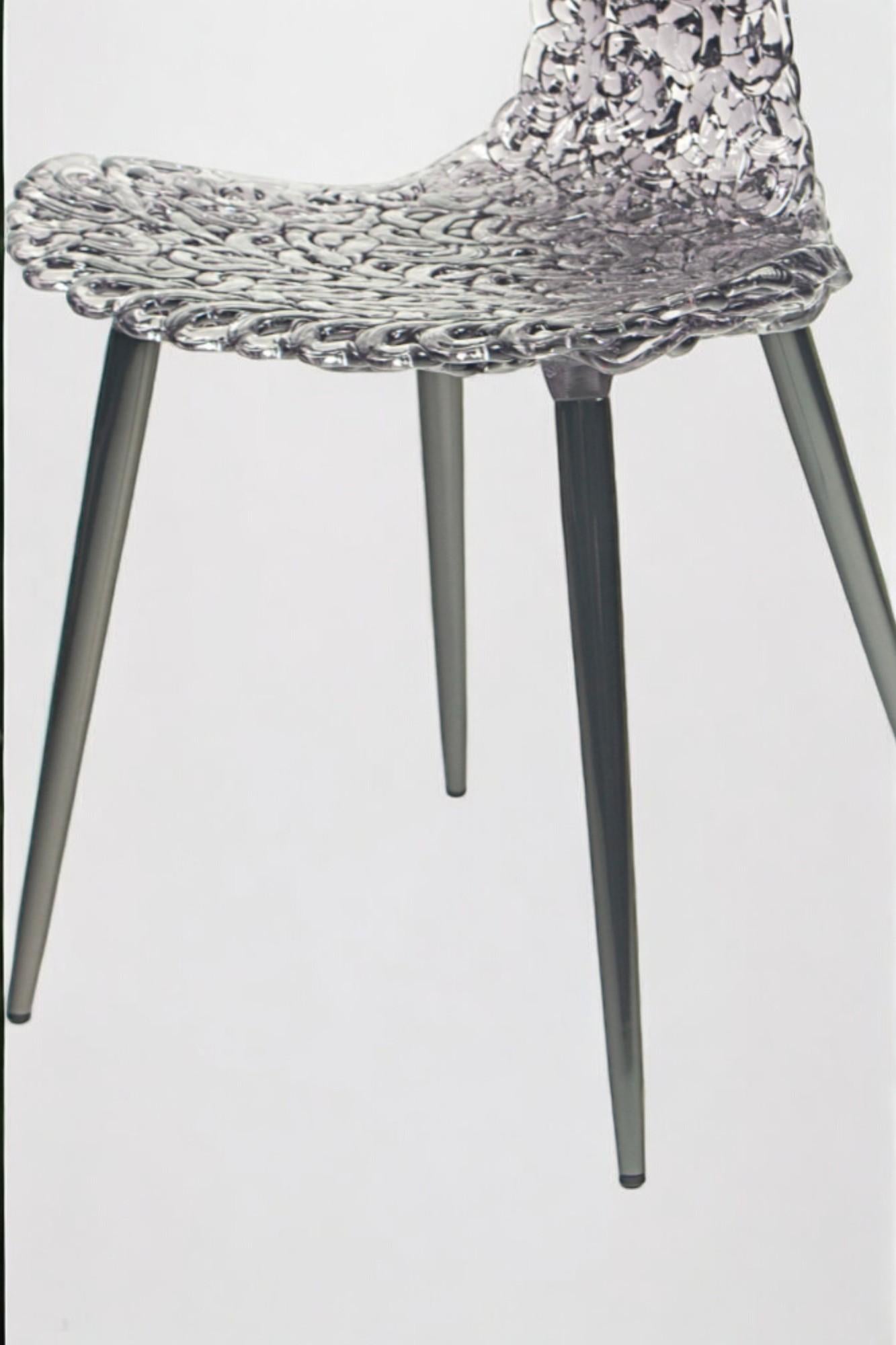 Silla innovadora - Diseño fluido con reflejos luminosos y atrevidas opciones de color en Nuevo estado para la venta en Monroe, NY
