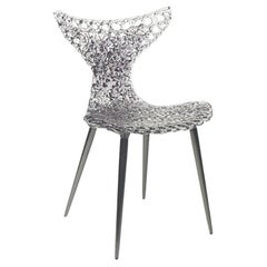 Innovative Chair – Fluid Design with Lighting Reflections and Bold Color Options