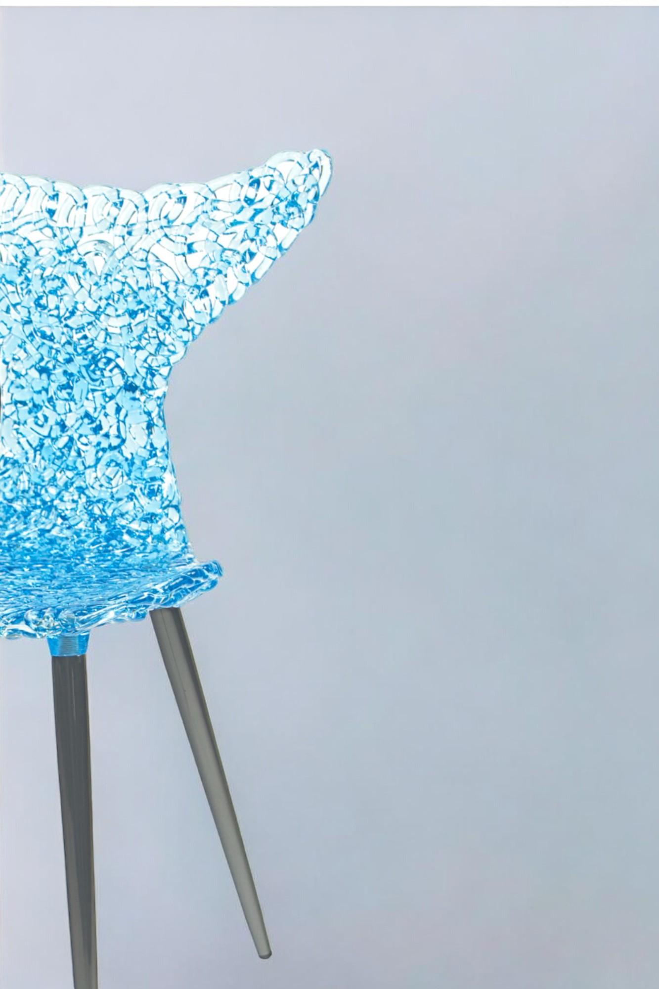 Sedia innovativa - Design fluido con riflessi di luce e opzioni di colore audaci In condizioni Nuovo in vendita a Monroe, NY