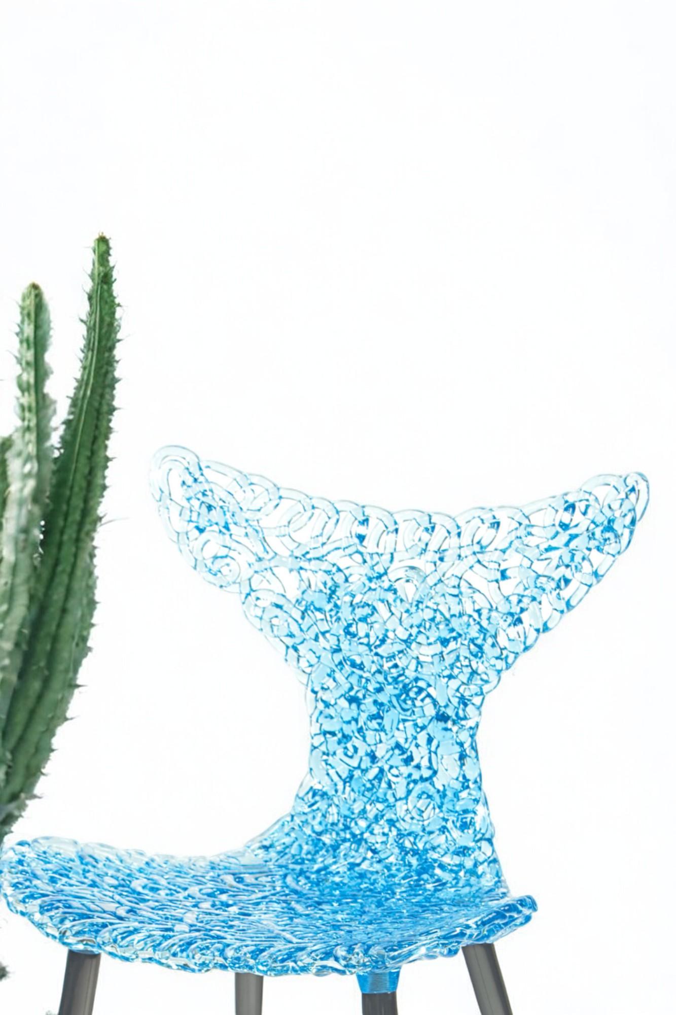 XXI secolo e contemporaneo Sedia innovativa - Design fluido con riflessi di luce e opzioni di colore audaci in vendita