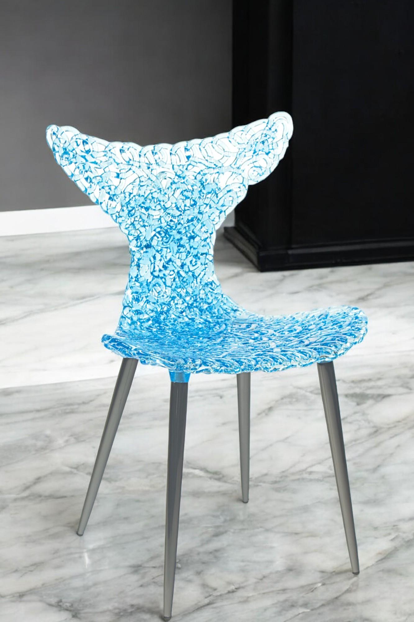 Ottone Sedia innovativa - Design fluido con riflessi di luce e opzioni di colore audaci in vendita