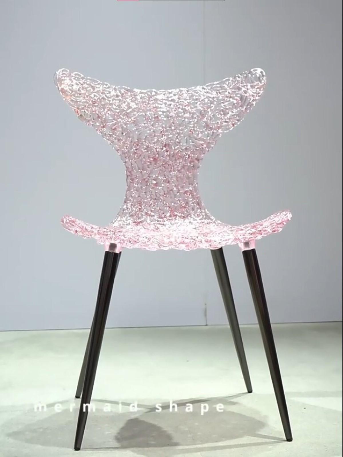 Ispirata ai movimenti aggraziati di un pesce, la sedia Innovative presenta un design giocoso a coda rovesciata, che cattura sia la fluidità che l'eleganza. Questa sedia moderna è molto più di una semplice soluzione per sedersi: è un cattura-luci che