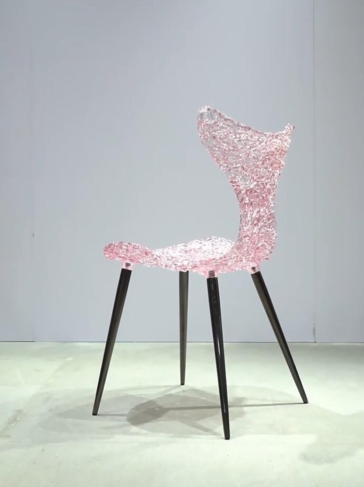 Art Déco Sedia innovativa - Design fluido con riflessi di luce e opzioni di colore audaci in vendita