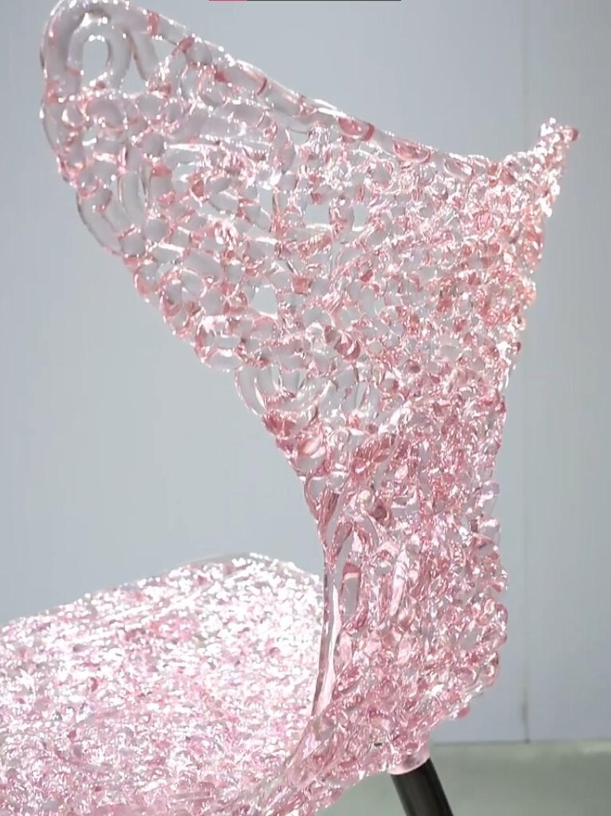Americano Sedia innovativa - Design fluido con riflessi di luce e opzioni di colore audaci in vendita