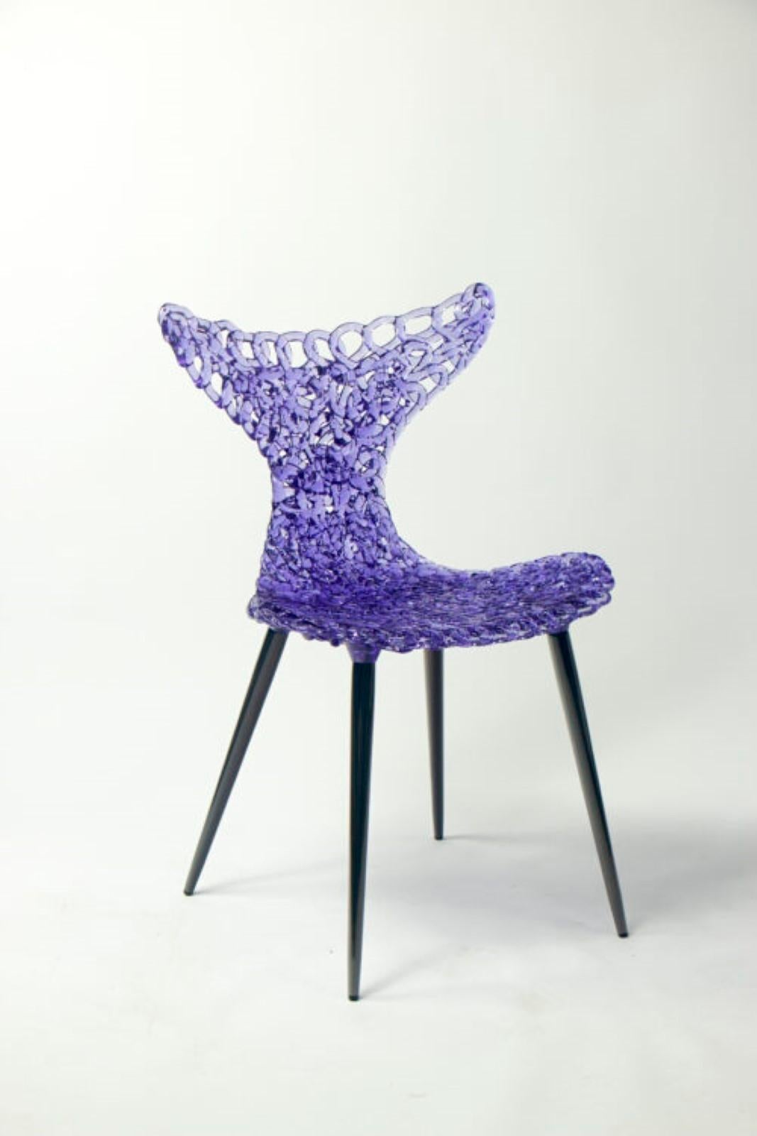 Ispirata ai movimenti aggraziati di un pesce, la sedia Innovative presenta un design giocoso a coda rovesciata, che cattura sia la fluidità che l'eleganza. Questa sedia moderna è molto più di una semplice soluzione per sedersi: è un cattura-luci che