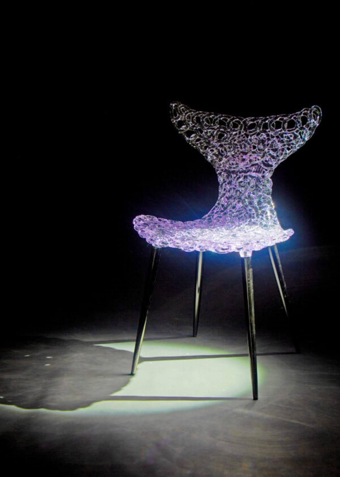 Americano Sedia innovativa - Design fluido con riflessi di luce e opzioni di colore audaci in vendita