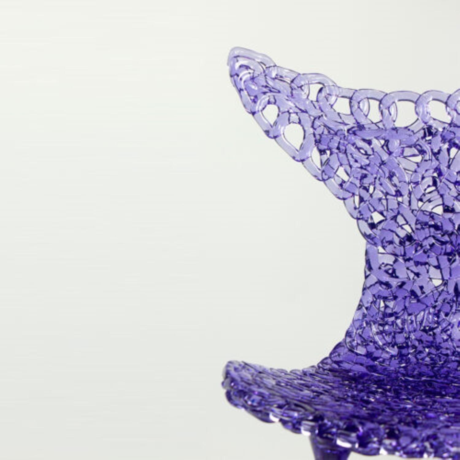 XXI secolo e contemporaneo Sedia innovativa - Design fluido con riflessi di luce e opzioni di colore audaci in vendita