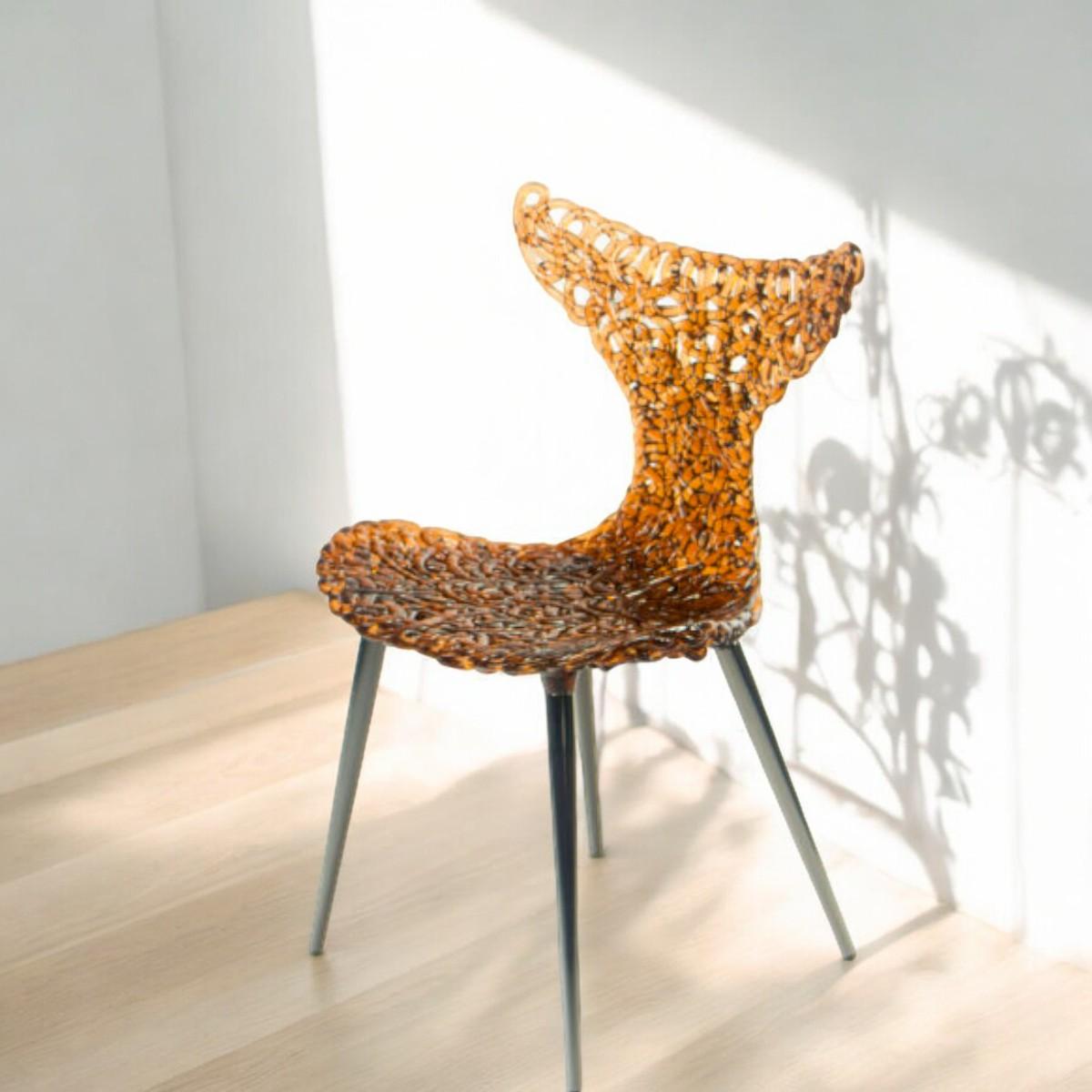 Ispirata ai movimenti aggraziati di un pesce, la sedia Innovative presenta un design giocoso a coda rovesciata, che cattura sia la fluidità che l'eleganza. Questa sedia moderna è molto più di una semplice soluzione per sedersi: è un cattura-luci che