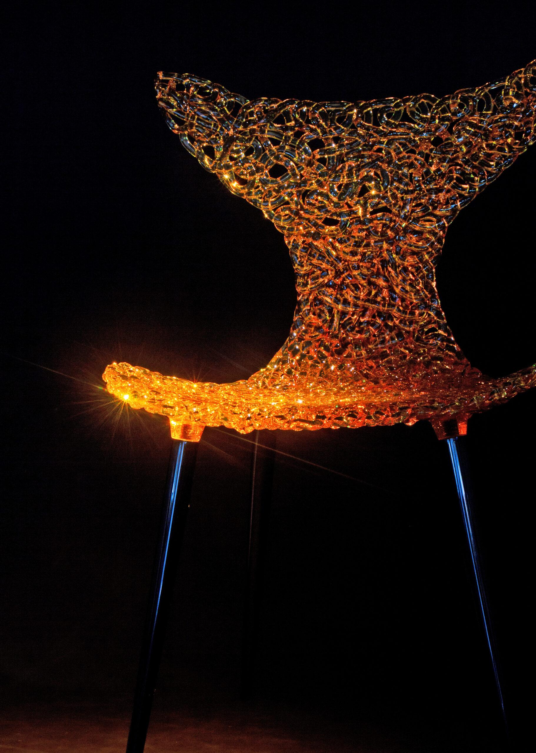 Americano Sedia innovativa - Design fluido con riflessi di luce e opzioni di colore audaci in vendita