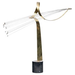 Innovative panche illuminate in acrilico con piani bianchi e supporti laterali trasparenti