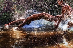 The Boys Splash (Les jeunes garçons nus jouant s'éclaboussent, plongent dans la rivière à Iquitos, Pérou)