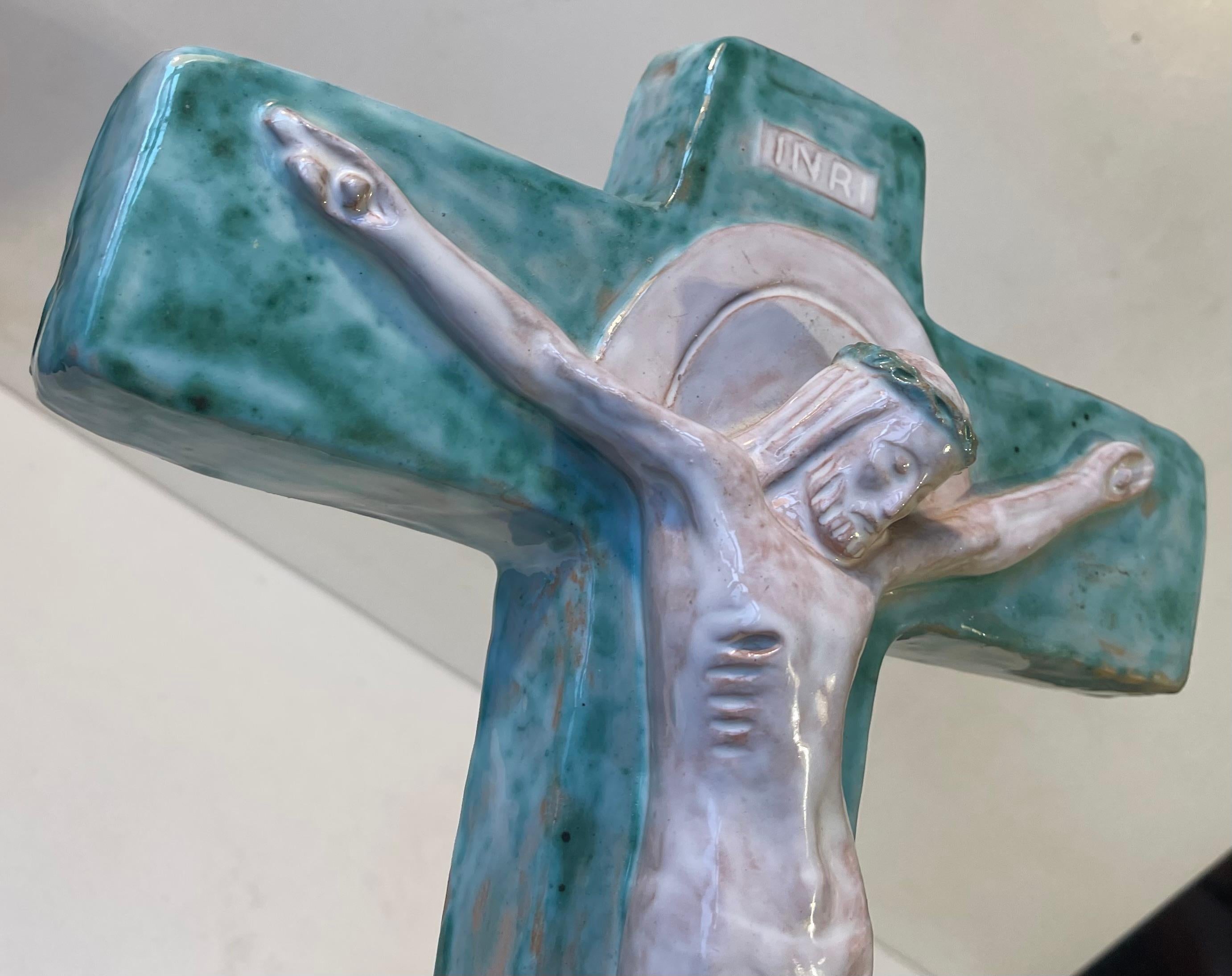 INRI – italienisches Kruzifix aus glasierter Keramik, 1930er Jahre (Art déco)