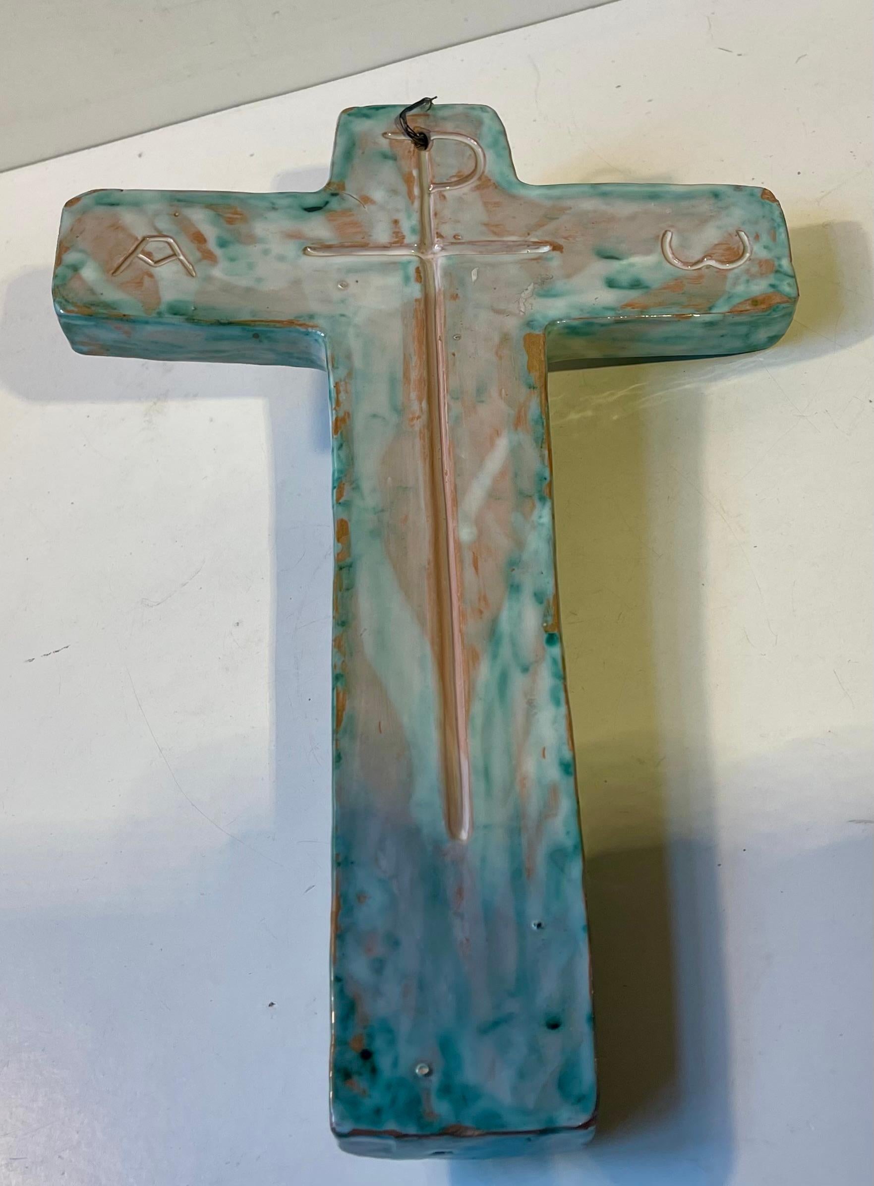INRI - Italian Crucifix in Glazed Ceramic, 1930s In Good Condition For Sale In Esbjerg, DK