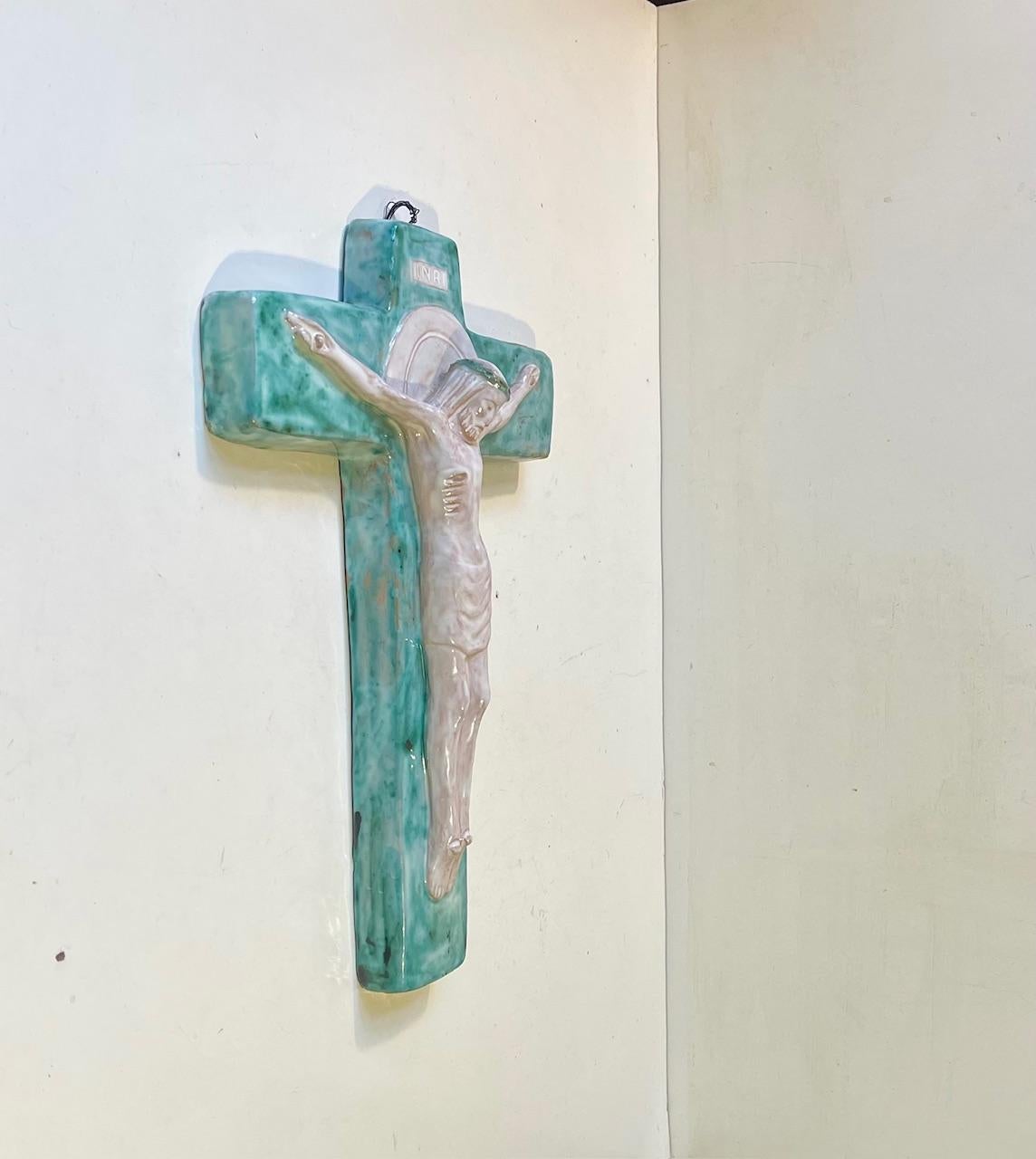 INRI - Italian Crucifix in Glazed Ceramic, 1930s For Sale 1