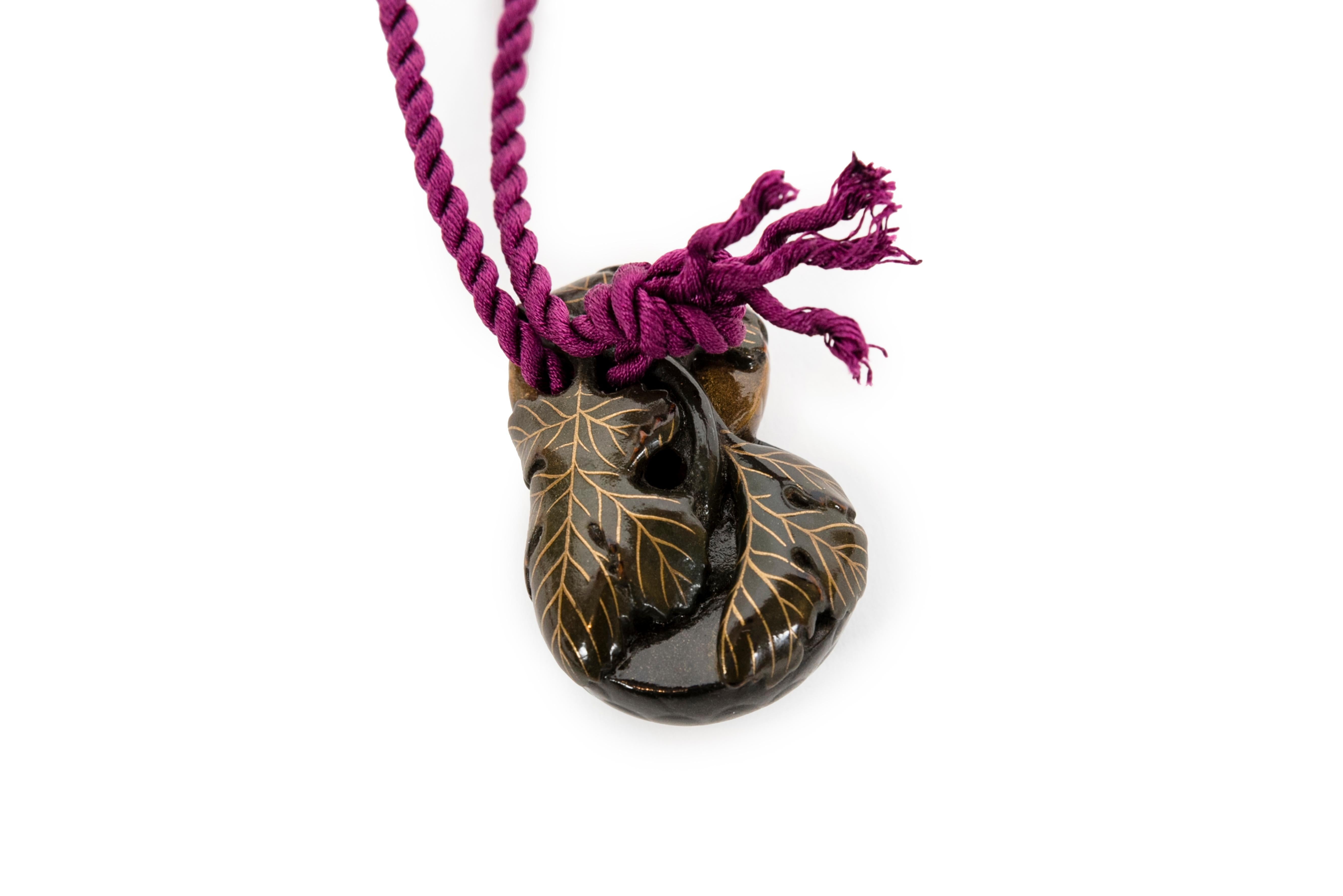 Precioso Inro de tres compartimentos realizado en laca kinji con un adorno hiro maki-e flores de crisantemo de laca dorada y plateada. El interior está lacado en fundame. 
Firmado por Josen Zo y sellado por Seisan  
Presentado con un Ojime de metal