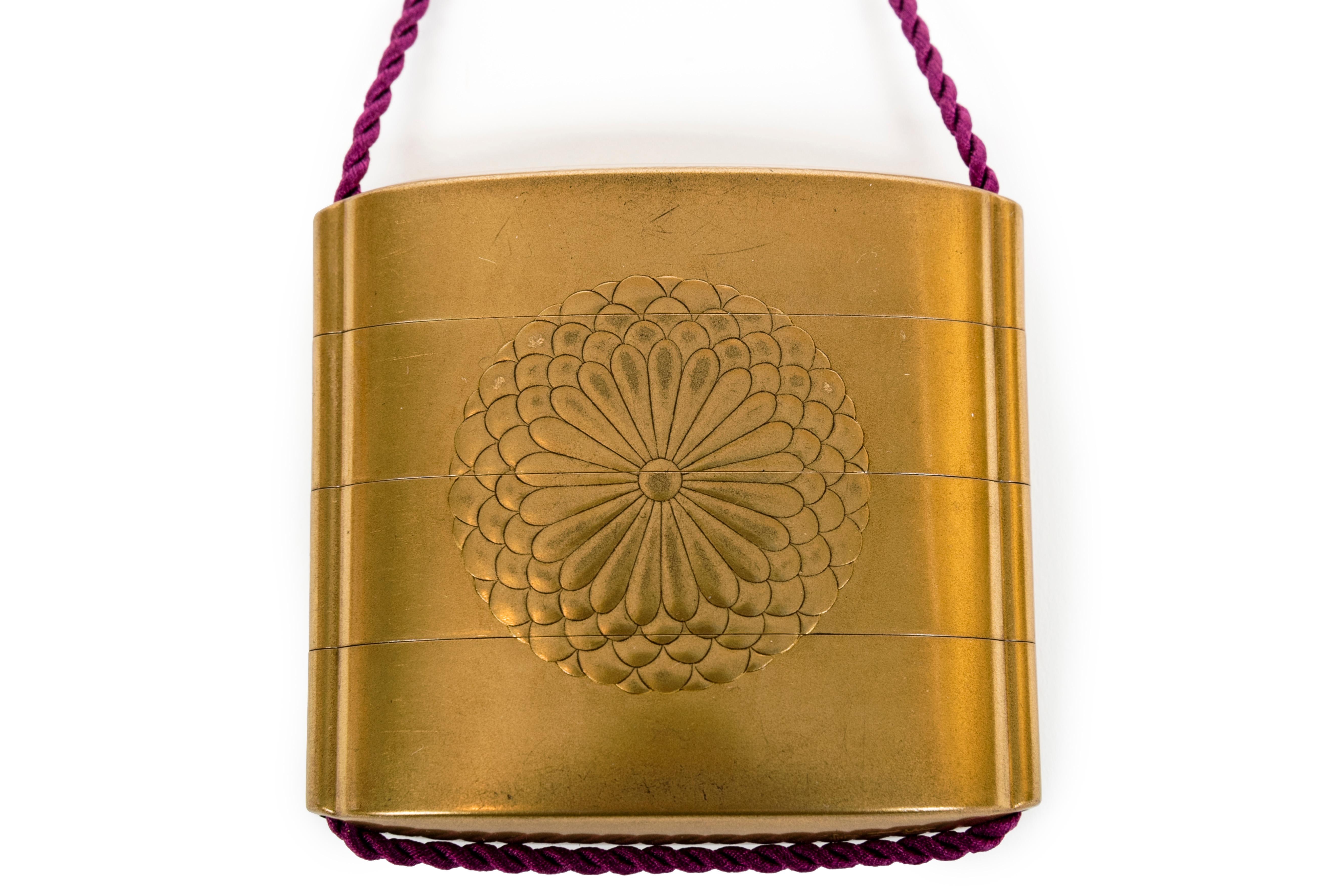 Inro en laca dorada kinji representando flores de crisantemo en todos los lados Asiático en venta