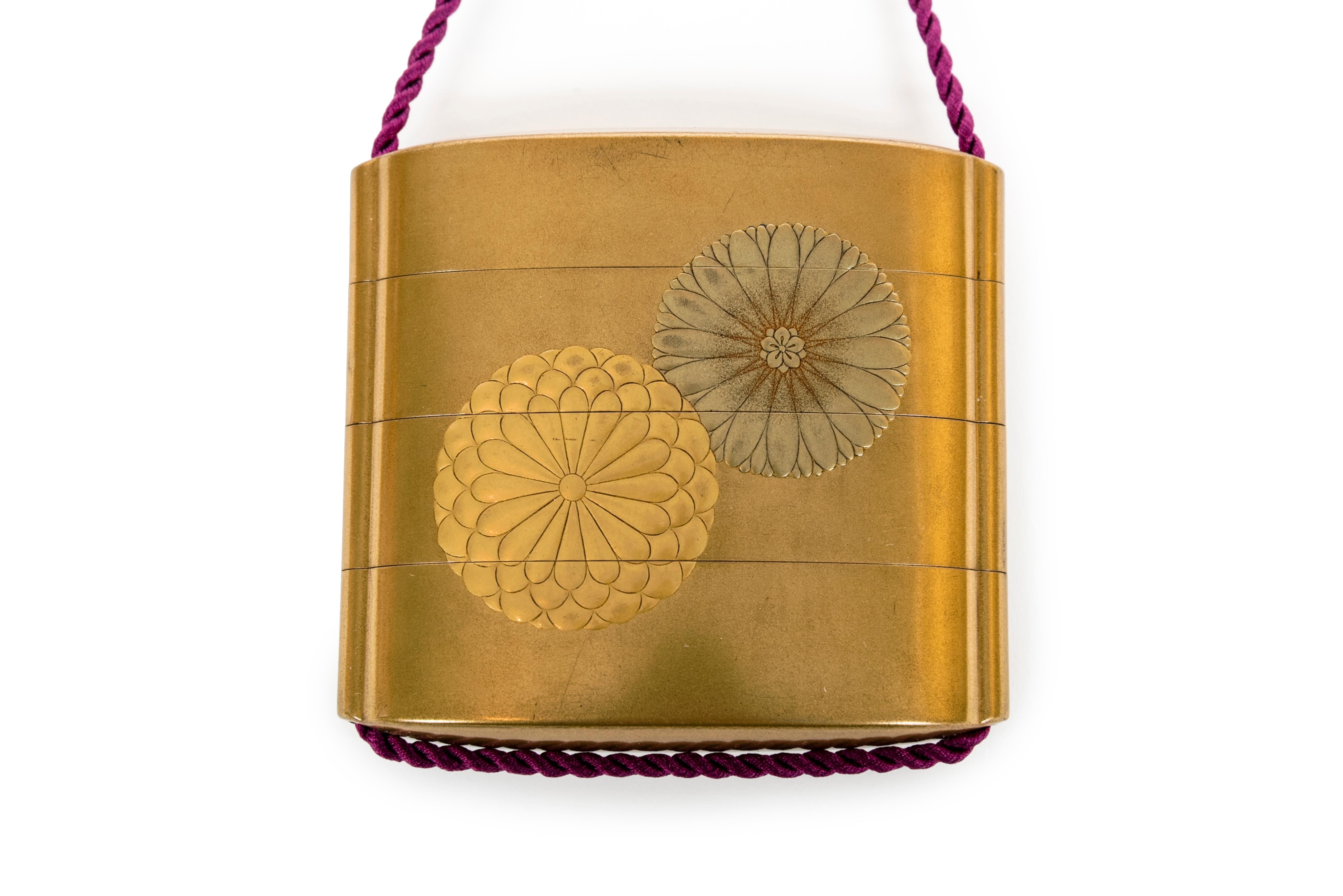 Inro en laca dorada kinji representando flores de crisantemo en todos los lados Lacado en venta