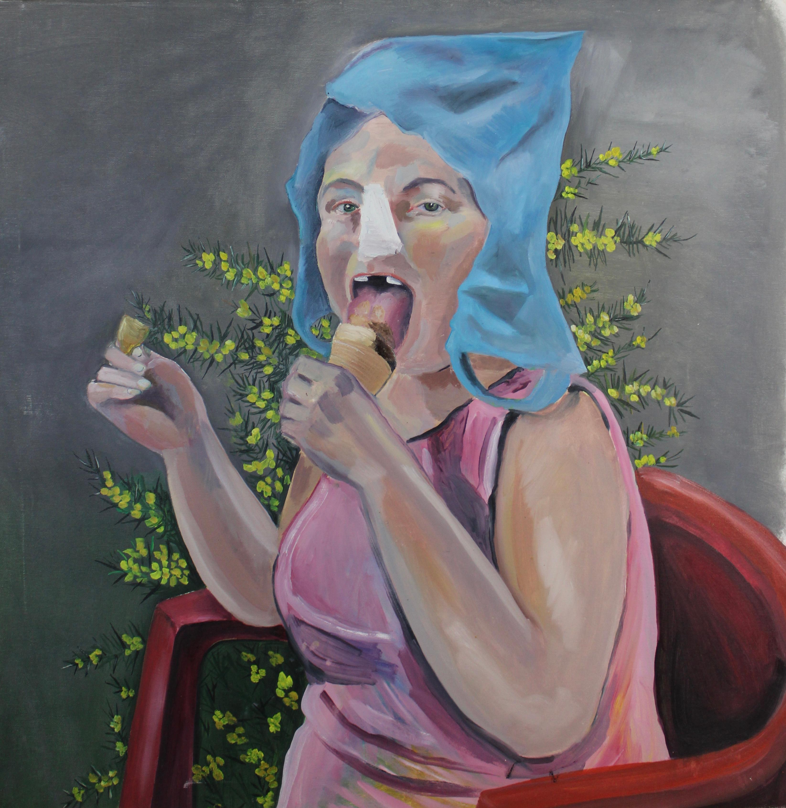 In An Afternoon in the Gorse (2020), Inés Silvalde costruisce una scena visivamente paradossale in cui l'assurdo incontra il quotidiano. Una donna siede su una sedia di plastica e mangia un gelato con un'aria di totale serenità. Tuttavia, un