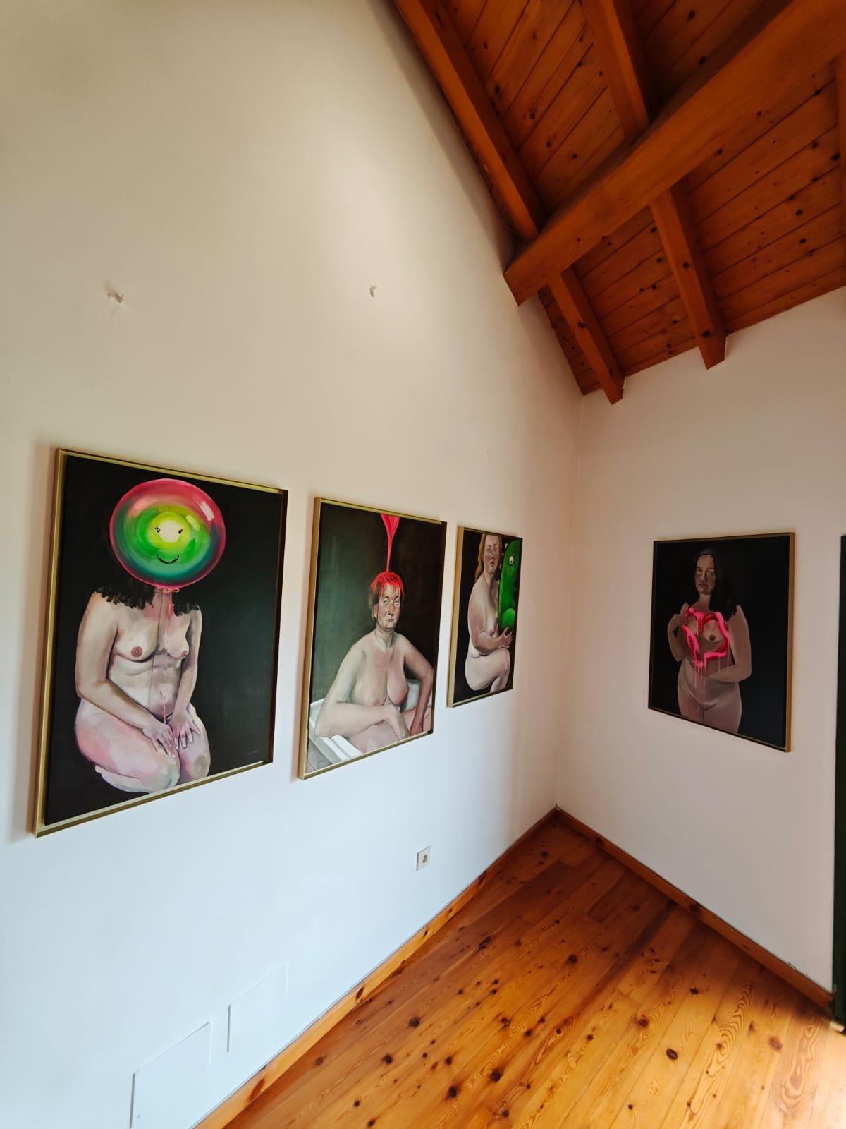 Gladis la Glamurosa - Retrato Queer Contemporáneo con Desbordamiento Fucsia, 2017 en venta 3
