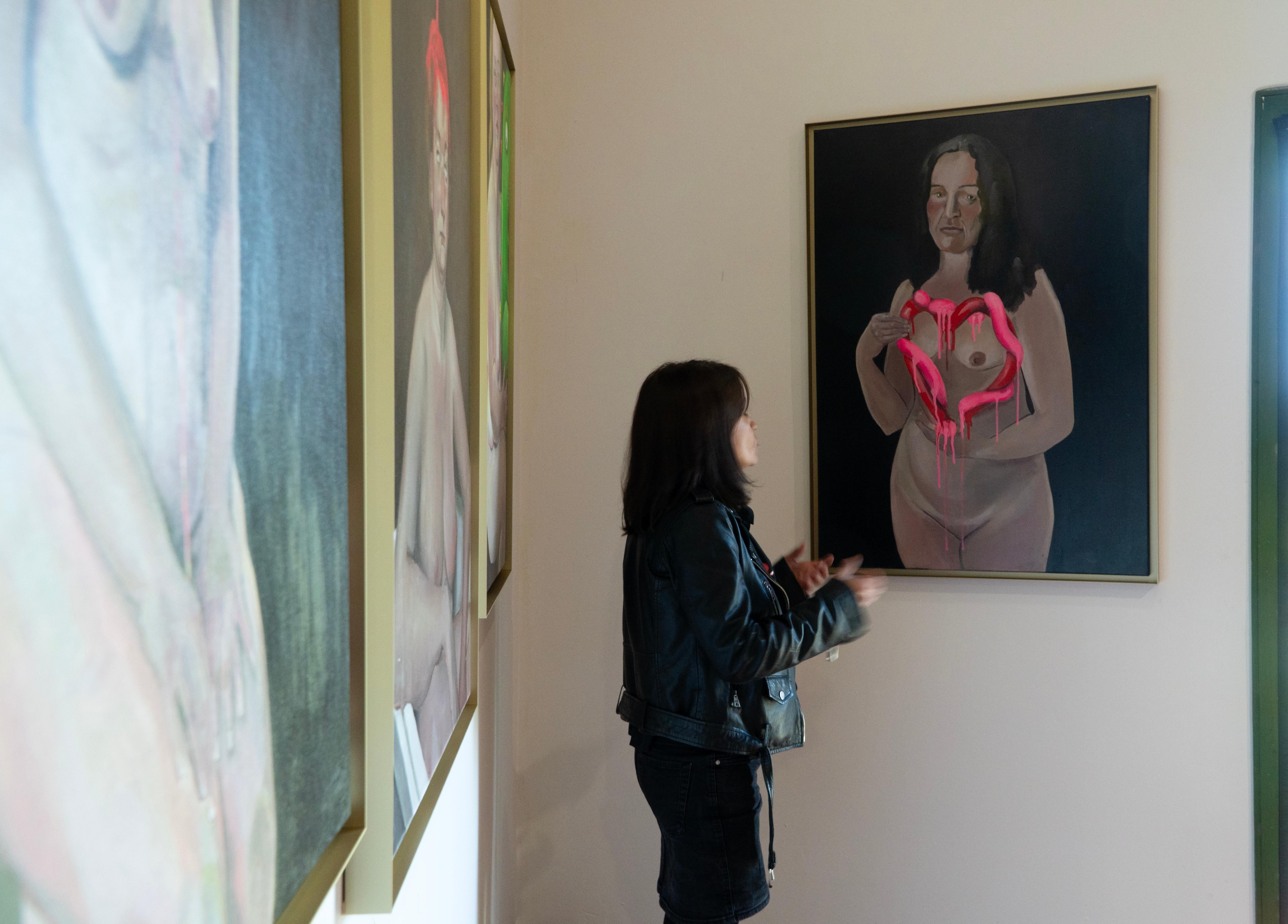 Pittura figurativa contemporanea Ritratto femminile nudo con gocciolamento rosa e rosso in vendita 3