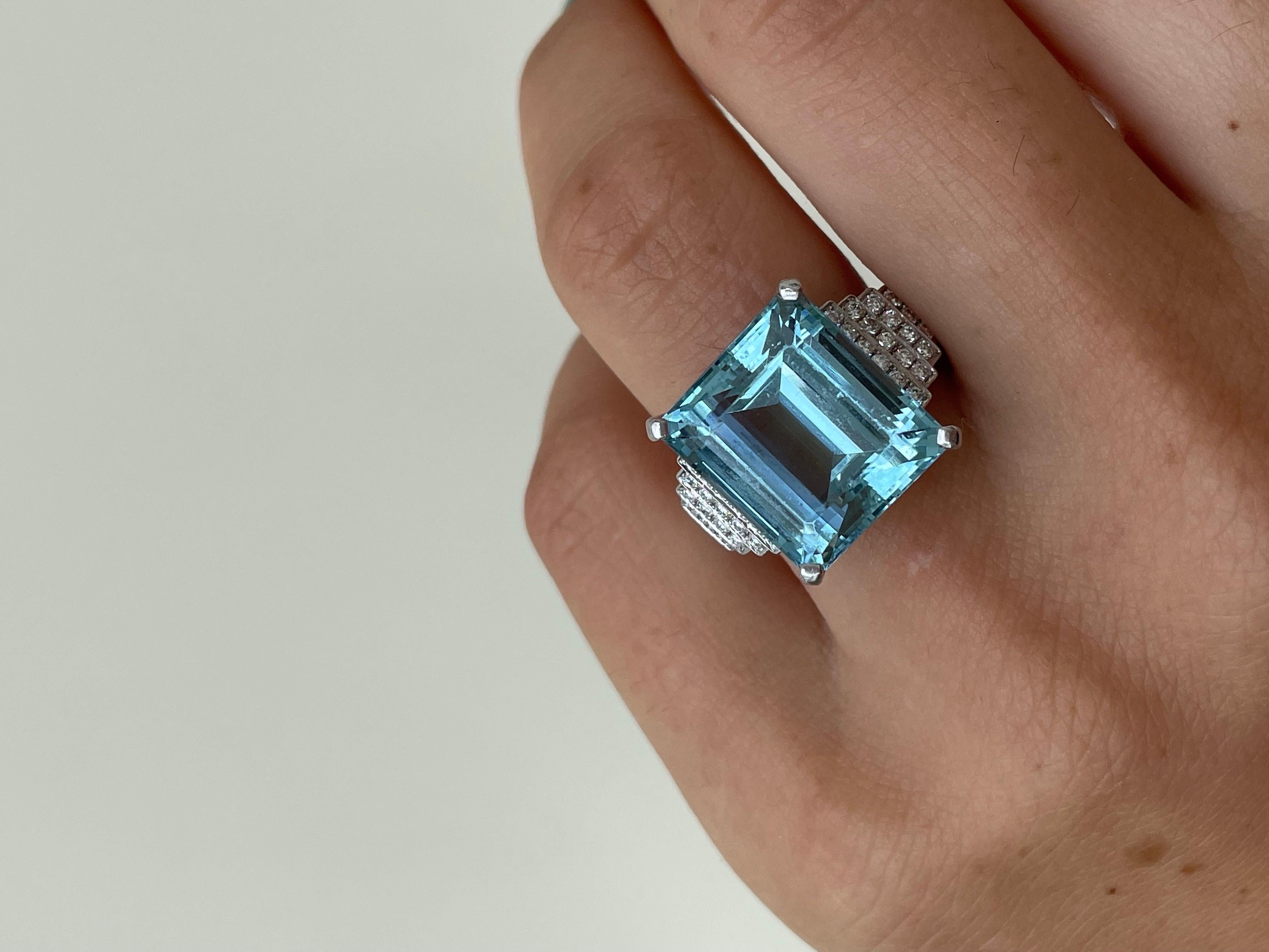 Insane Vintage 18ct White Gold Aquamarine and Diamond Cocktail Ring In Good Condition For Sale In Chipping Campden, GB