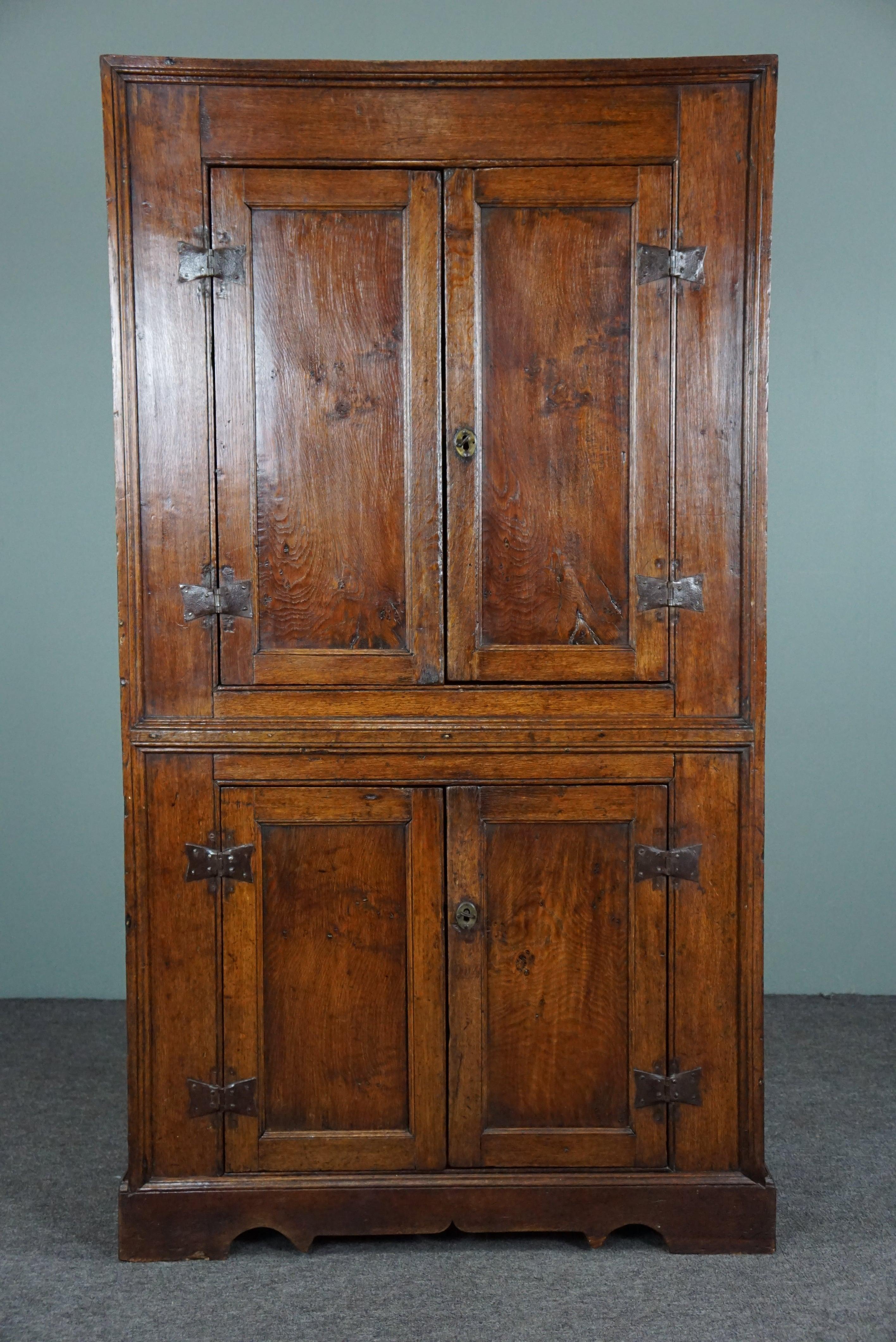 Cette belle et très pratique armoire à quatre portes date du début ou du milieu du XVIIIe siècle.

Ce magnifique meuble porte son âge avec fierté et a plus que résisté à l'épreuve du temps.
Qu'il s'agisse d'un intérieur moderne, classique,