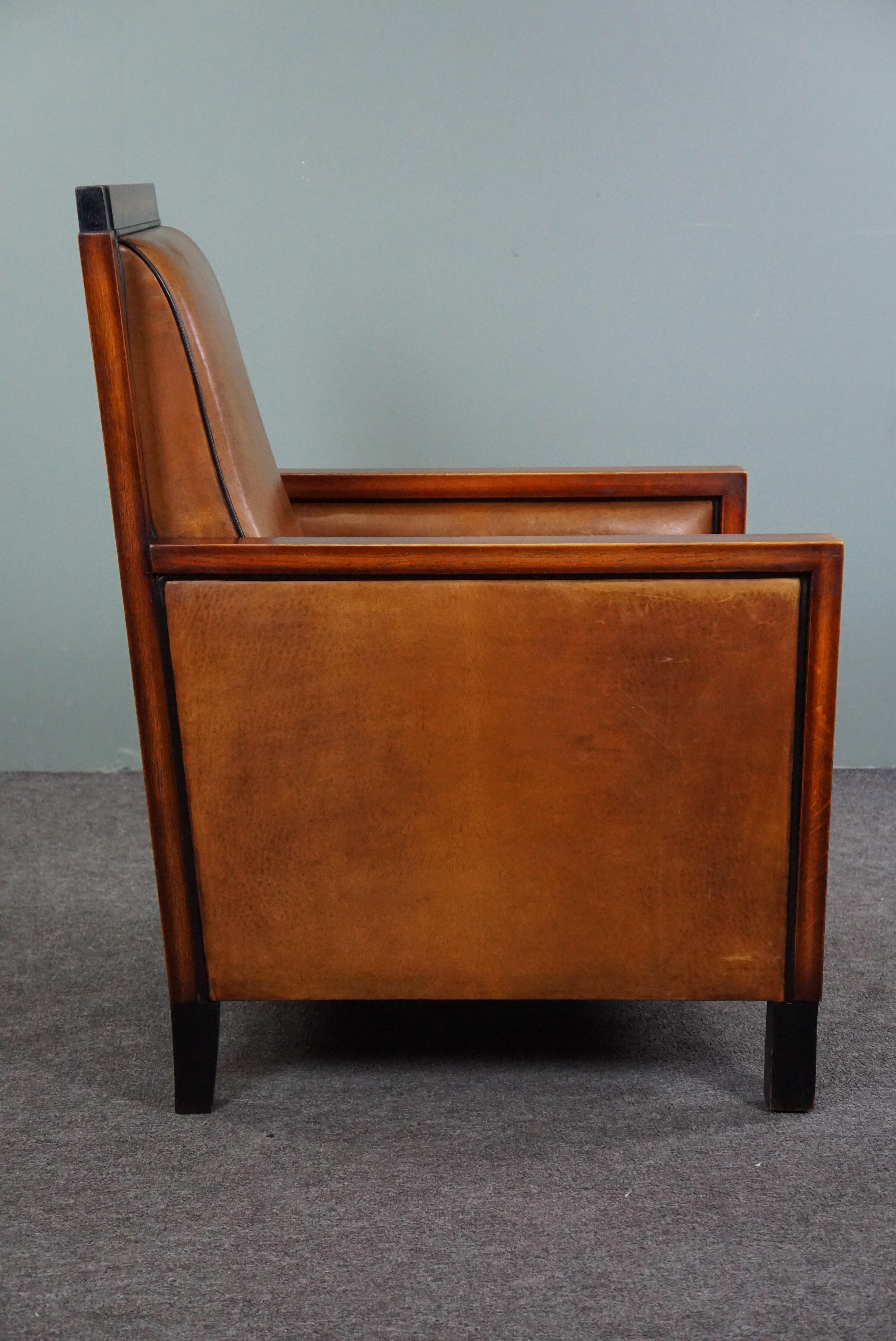 Angeboten wird dieses sehr schöne Schafsleder Art Deco Sessel mit sowohl das Aussehen und die Qualität und Sitzkomfort.

Was für Farben und was für ein Look! Dieser wunderschön gestaltete und gut sitzende Sessel aus Schafsleder hat erstaunlich