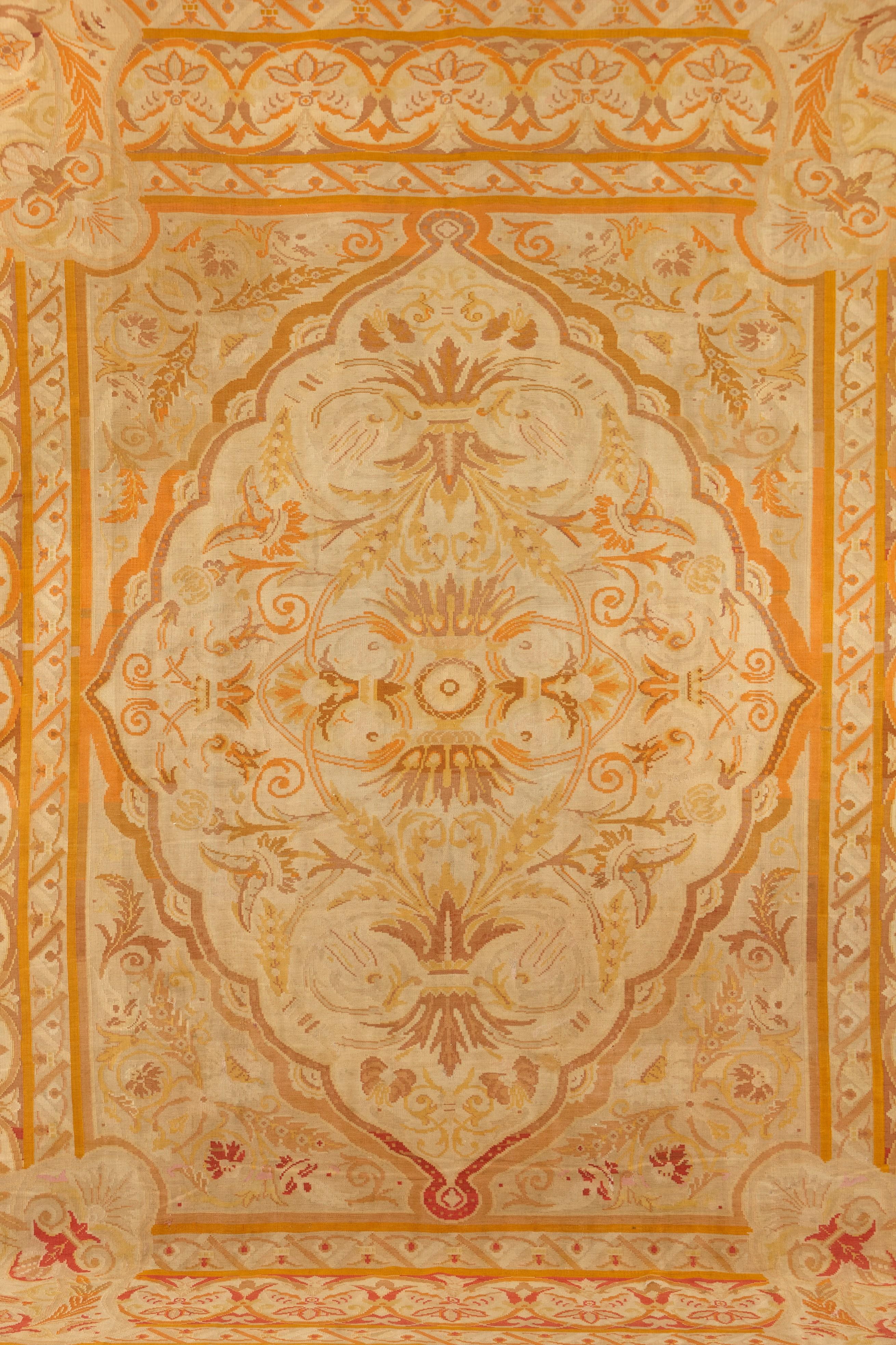 Tapisserie ancienne de l'orphelin russe avec inscription Excellent état - En vente à Beirut, LB