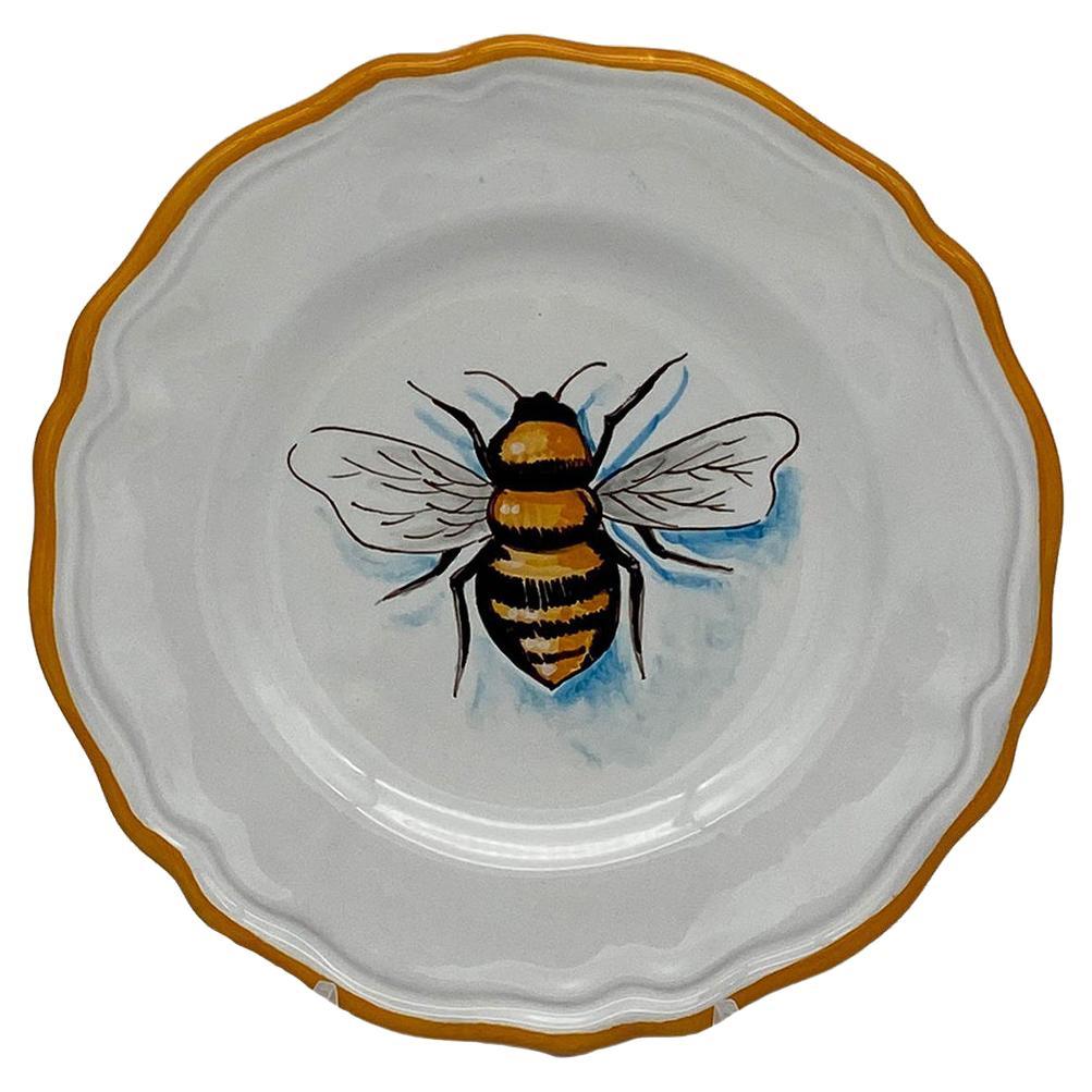 Assiettes plates en céramique peintes à la main Bee en vente