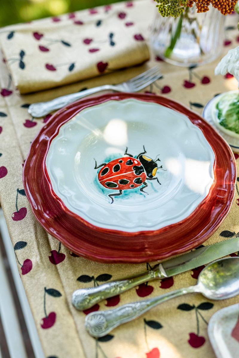 Entrez dans le charme d'un jardin anglais avec nos assiettes en céramique, peintes à la main avec le motif d'un papillon. Nature est parfaite comme vaisselle enchanteresse pour élever votre expérience culinaire ou comme décoration murale fantaisiste